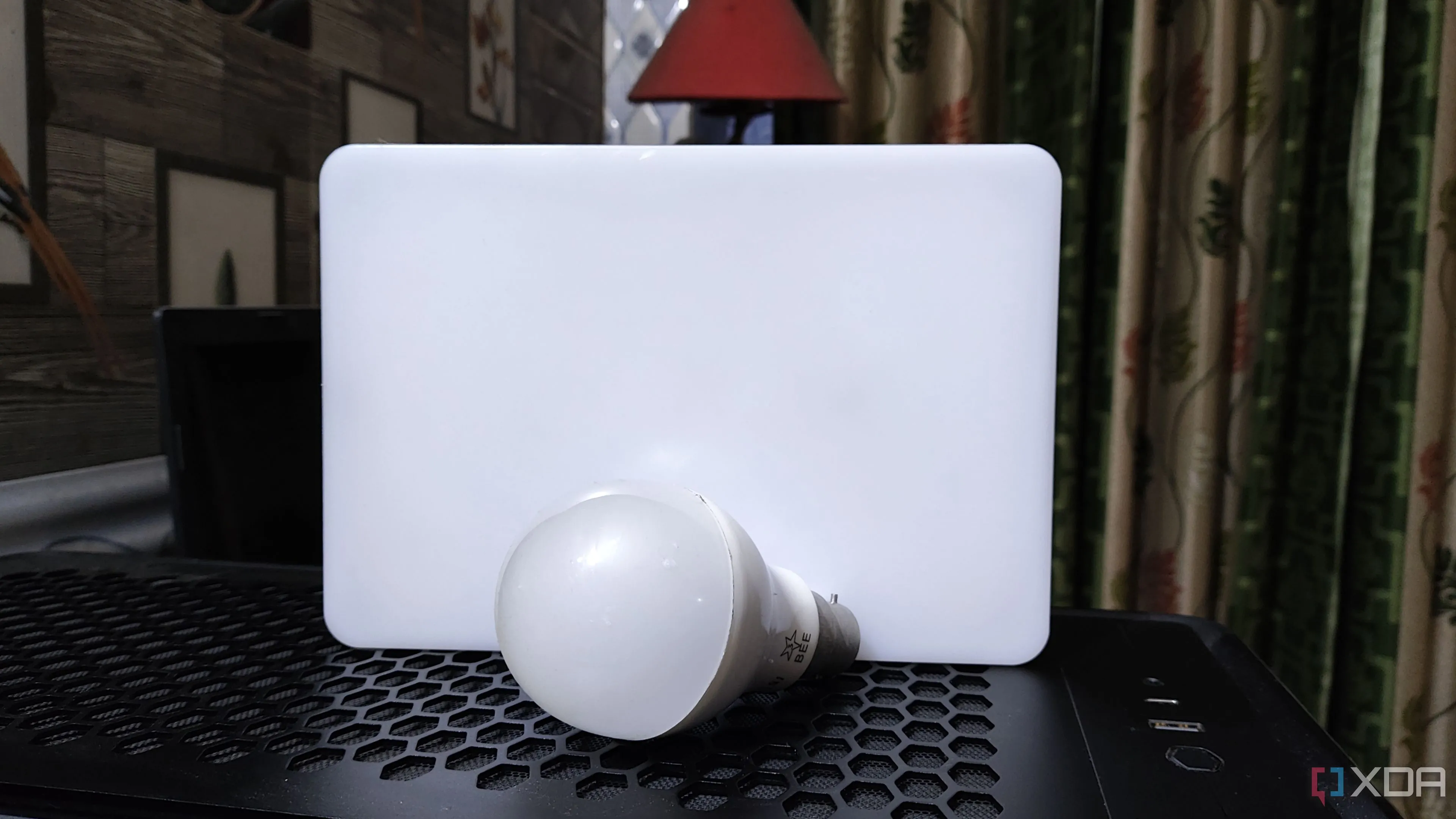 Bóng đèn LED và đèn sợi đốt tượng trưng cho hệ thống chiếu sáng nhà thông minh