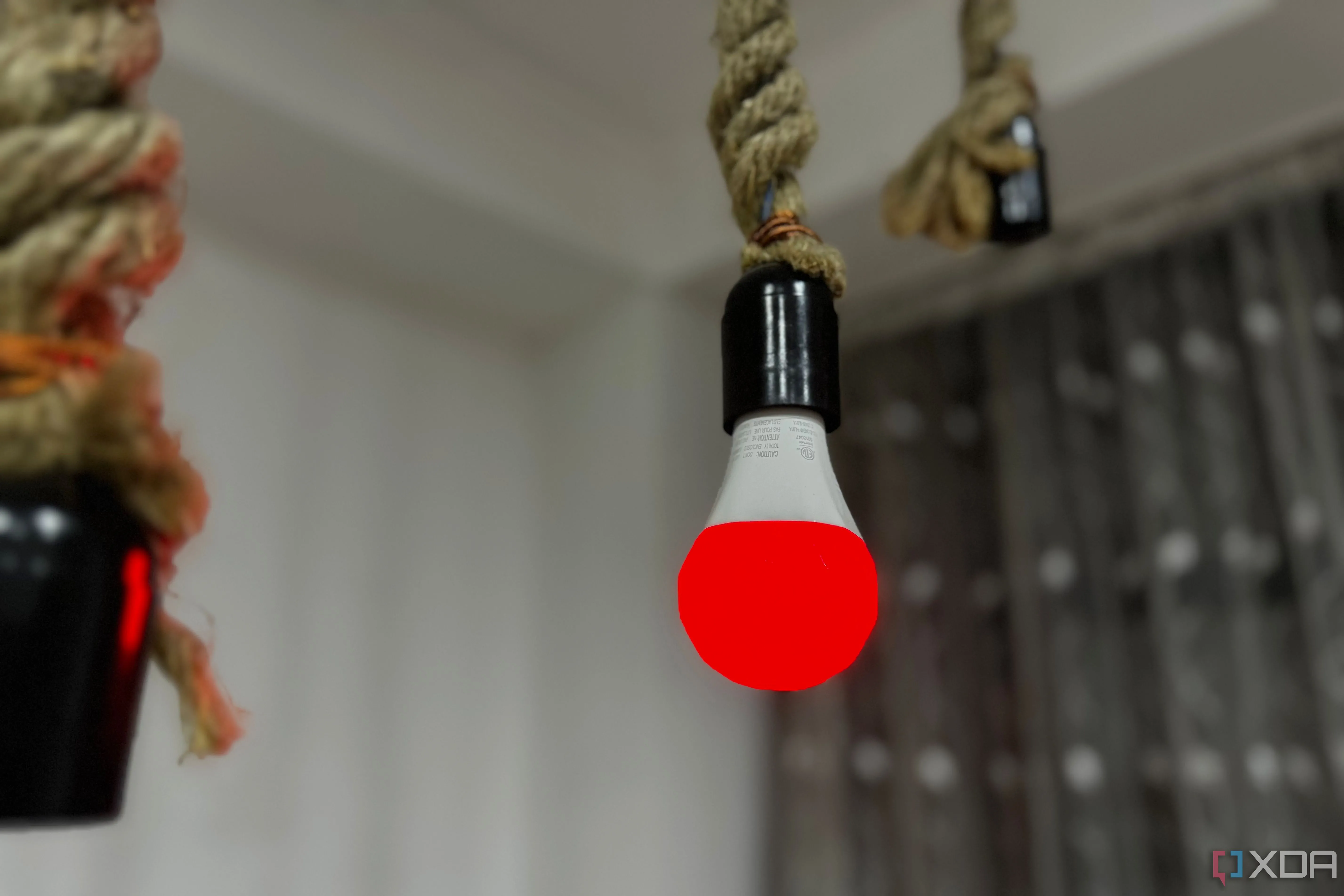 Bóng đèn thông minh Nanoleaf Essentials A19 | E26 được đặt màu đỏ