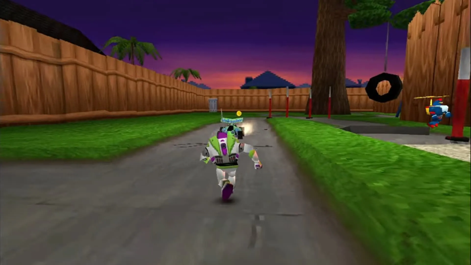 Buzz Lightyear chạy về phía RC trong màn chơi Neighborhood của Toy Story 2 trên PS Plus Premium.
