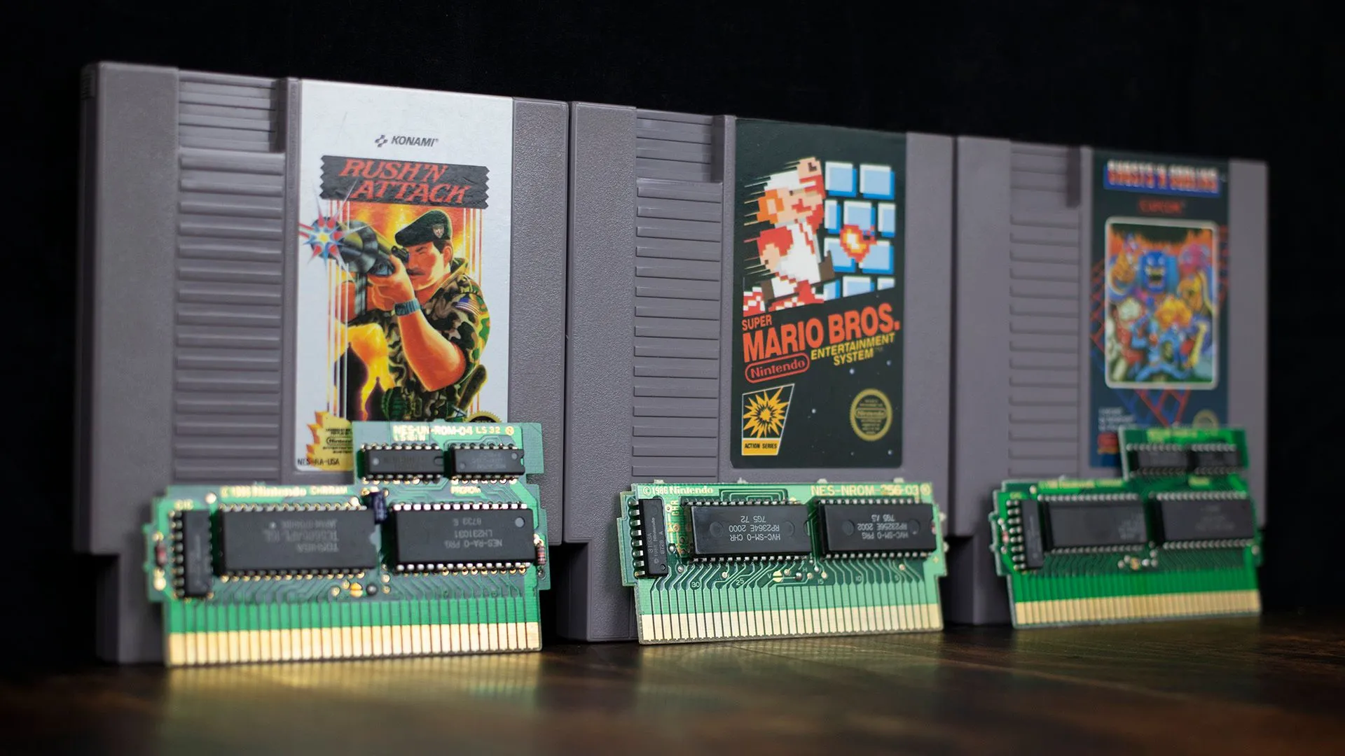 Các băng game NES (điện tử 4 nút) và bo mạch bên trong, biểu tượng của kỷ nguyên game băng cassette