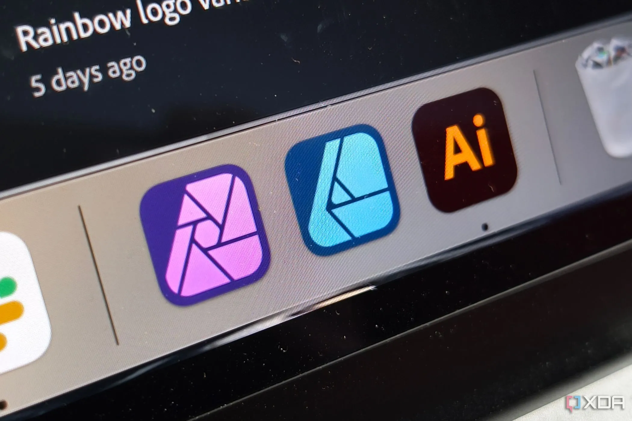 Các biểu tượng của Affinity Photo, Affinity Designer và Adobe Illustrator cạnh nhau, minh họa hệ sinh thái của Affinity như một đối trọng với Adobe Creative Cloud.