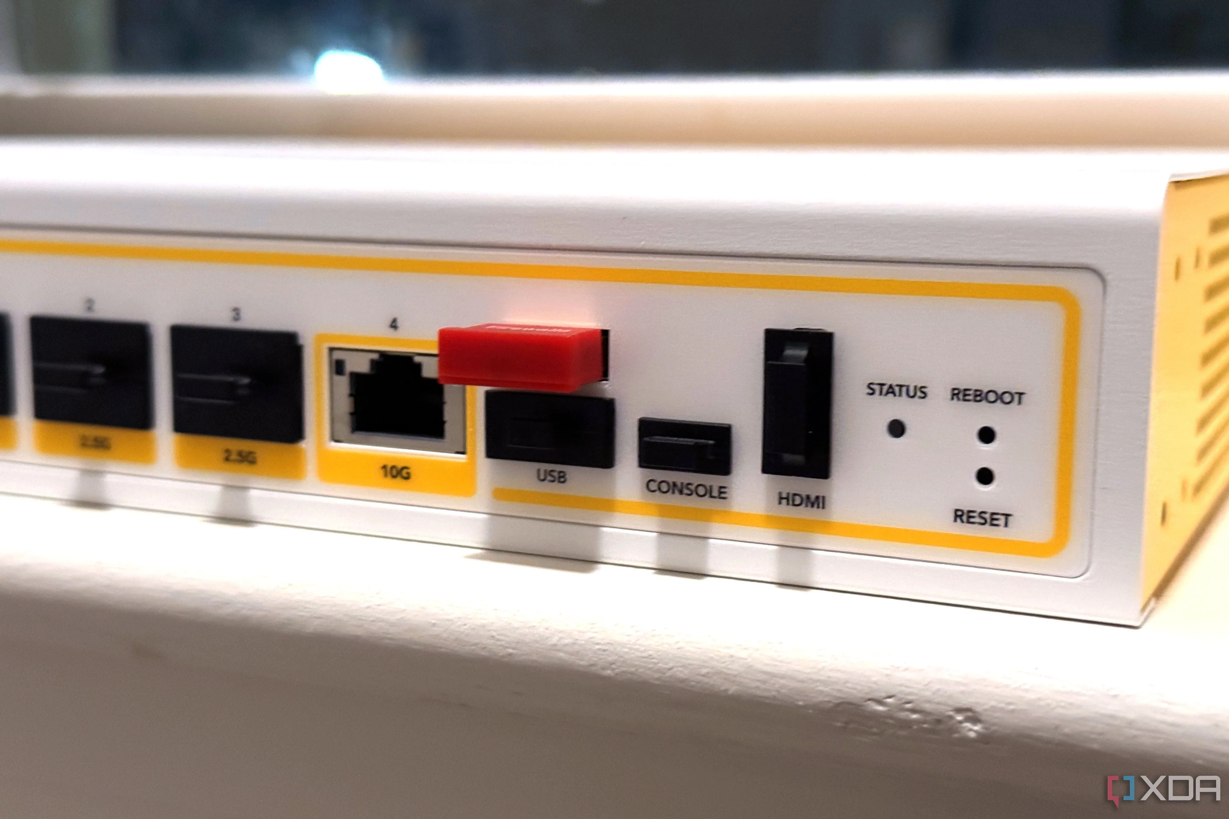 Các cổng kết nối của tường lửa phần cứng Firewalla Gold Pro, nhấn mạnh khả năng bảo vệ toàn diện cho mạng gia đình.