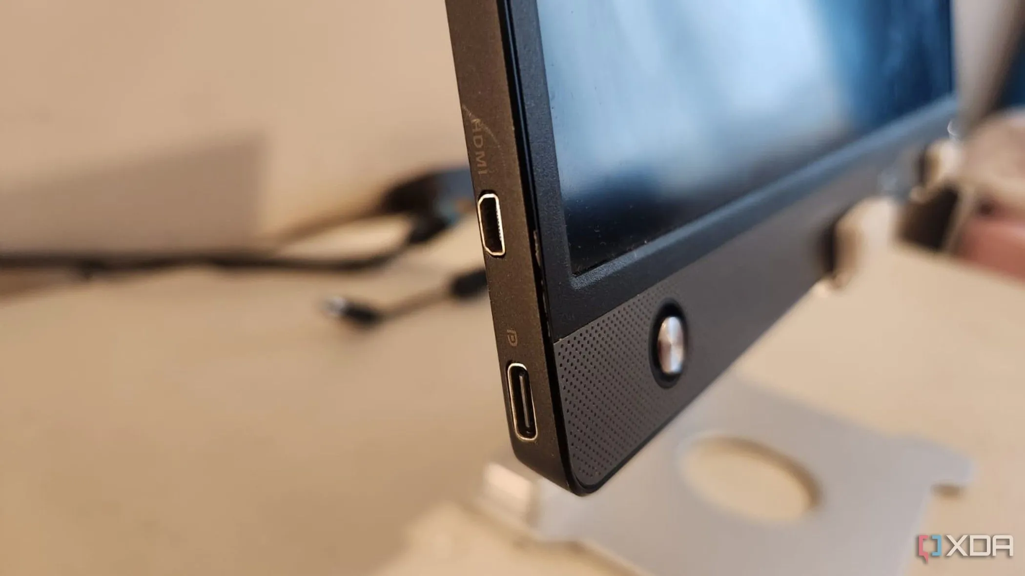 Các cổng kết nối Micro-HDMI và USB-C trên màn hình di động Asus