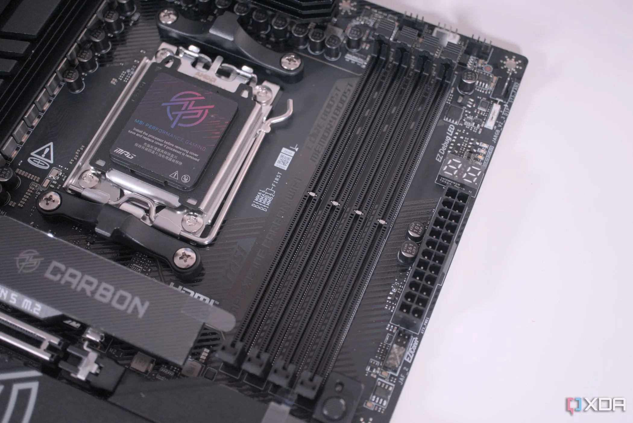 Các khe cắm DIMM trên bo mạch chủ MSI MPG X870E Carbon WiFi, nơi lắp đặt các thanh RAM cho PC gaming.