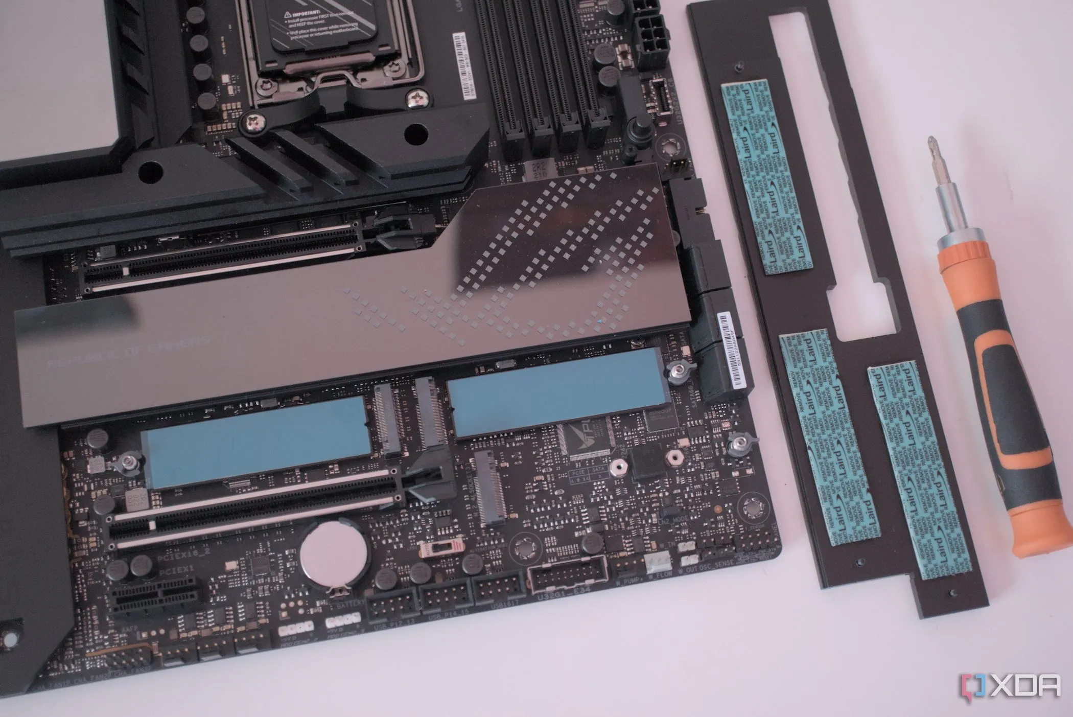 Các khe cắm M.2 trên bo mạch chủ ASUS ROG Crosshair X670E Hero hỗ trợ Gen5
