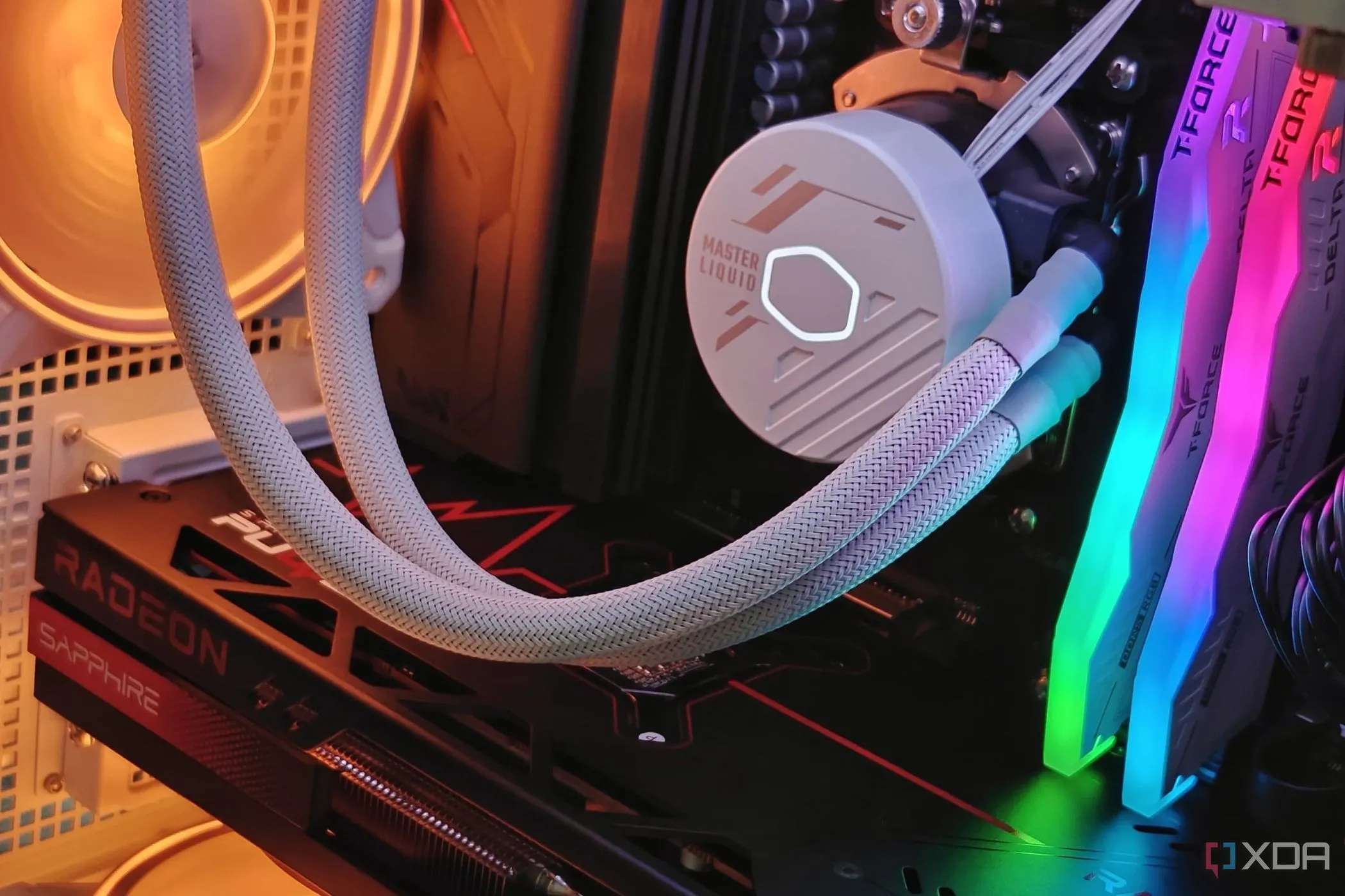 Các linh kiện bên trong của một máy tính chơi game (PC gaming) có đèn RGB sáng rực rỡ.