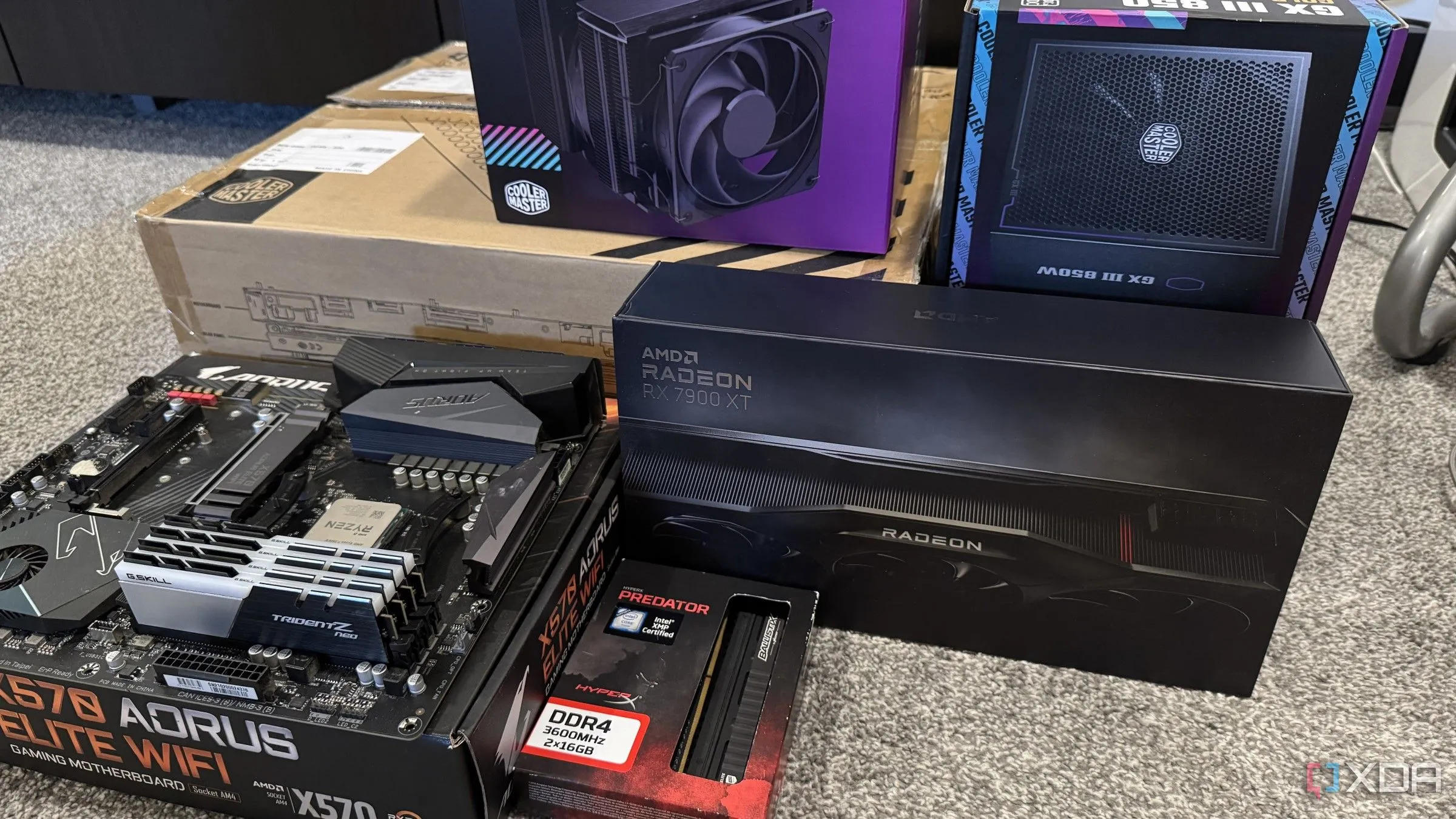 Các linh kiện PC cũ được sắp xếp trên bàn cùng vỏ hộp