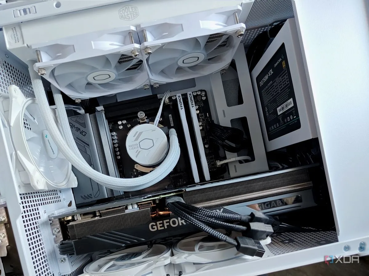 Các linh kiện PC được lắp đặt bên trong vỏ máy Asus Prime AP201, thể hiện cách sắp xếp nội thất và vị trí đi dây