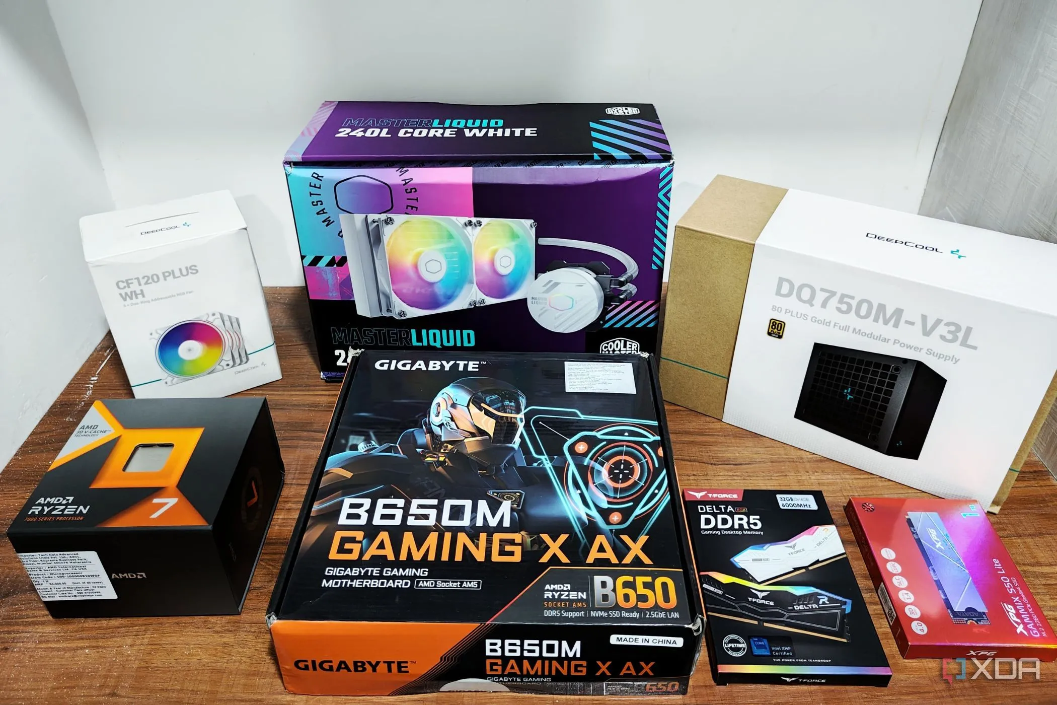 Các linh kiện PC gaming như CPU, card đồ họa và ổ cứng SSD trong hộp khi chuẩn bị lắp ráp máy tính