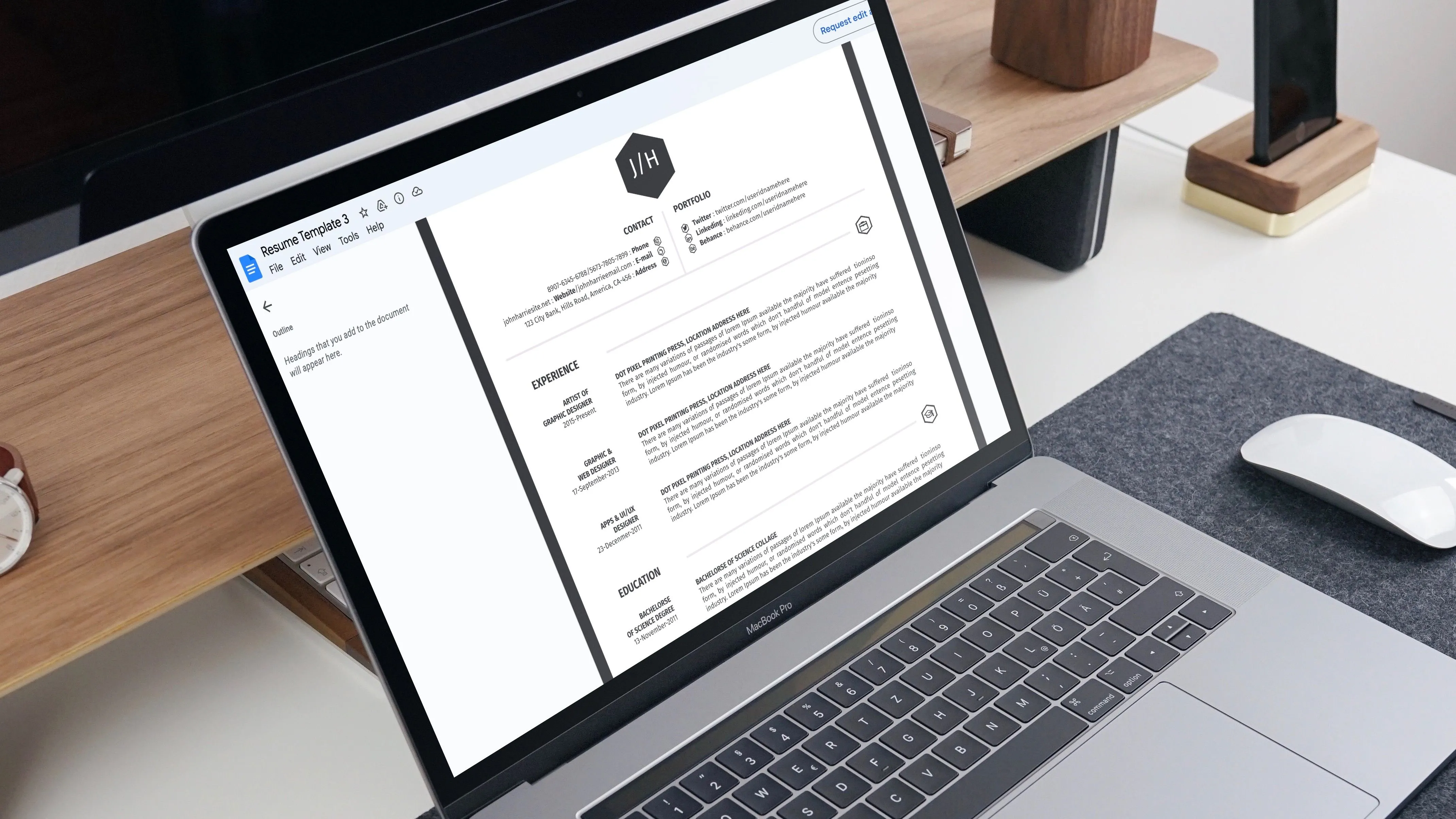 Các mẫu template phổ biến trong Google Docs hiển thị trên màn hình laptop, minh họa sự đa dạng của trình soạn thảo văn bản trực tuyến.
