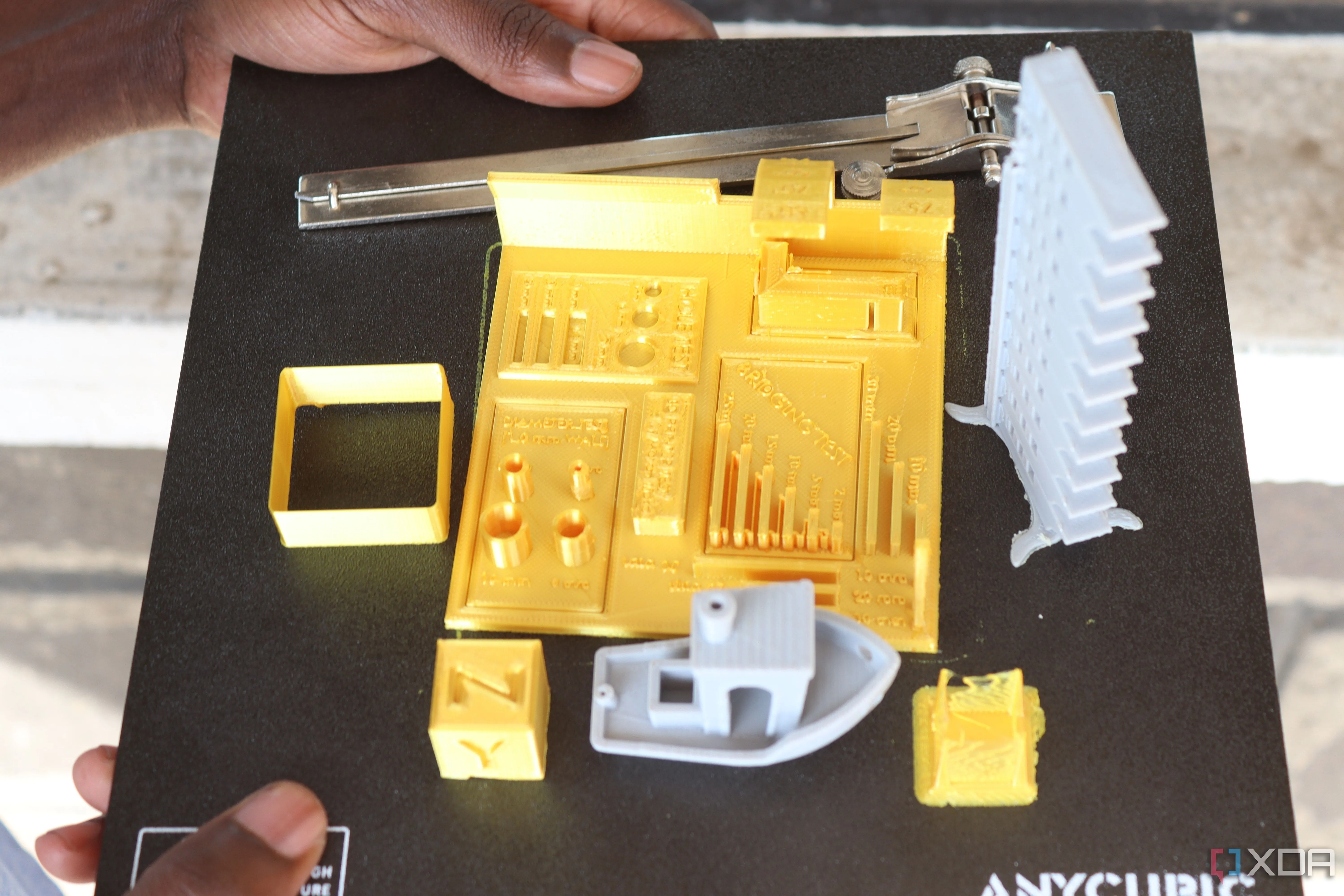 Các mô hình 3D đã in trên bàn in của máy in 3D, minh họa kích thước bàn in