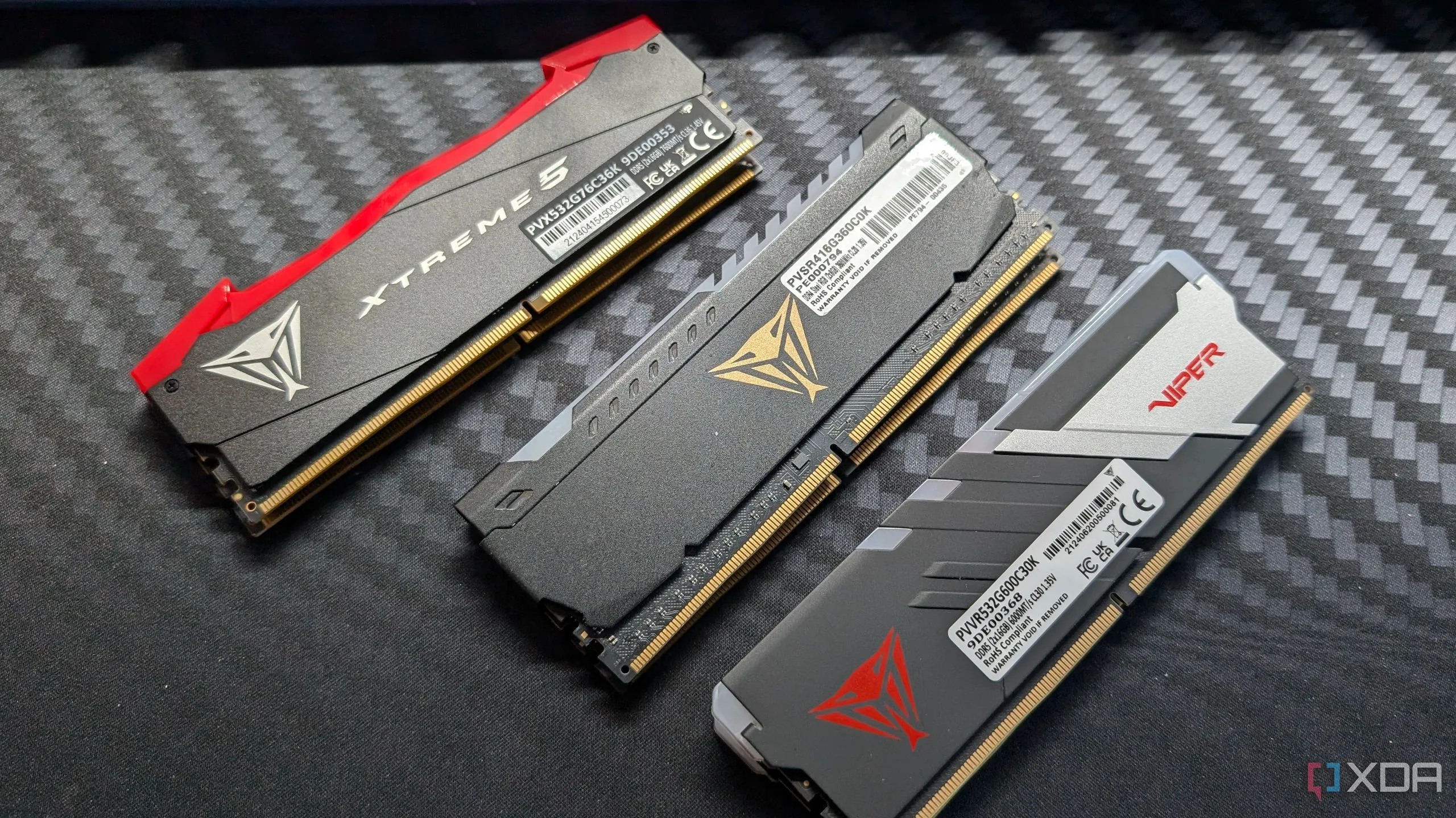 Các module RAM Patriot DDR4 và DDR5 trên bàn