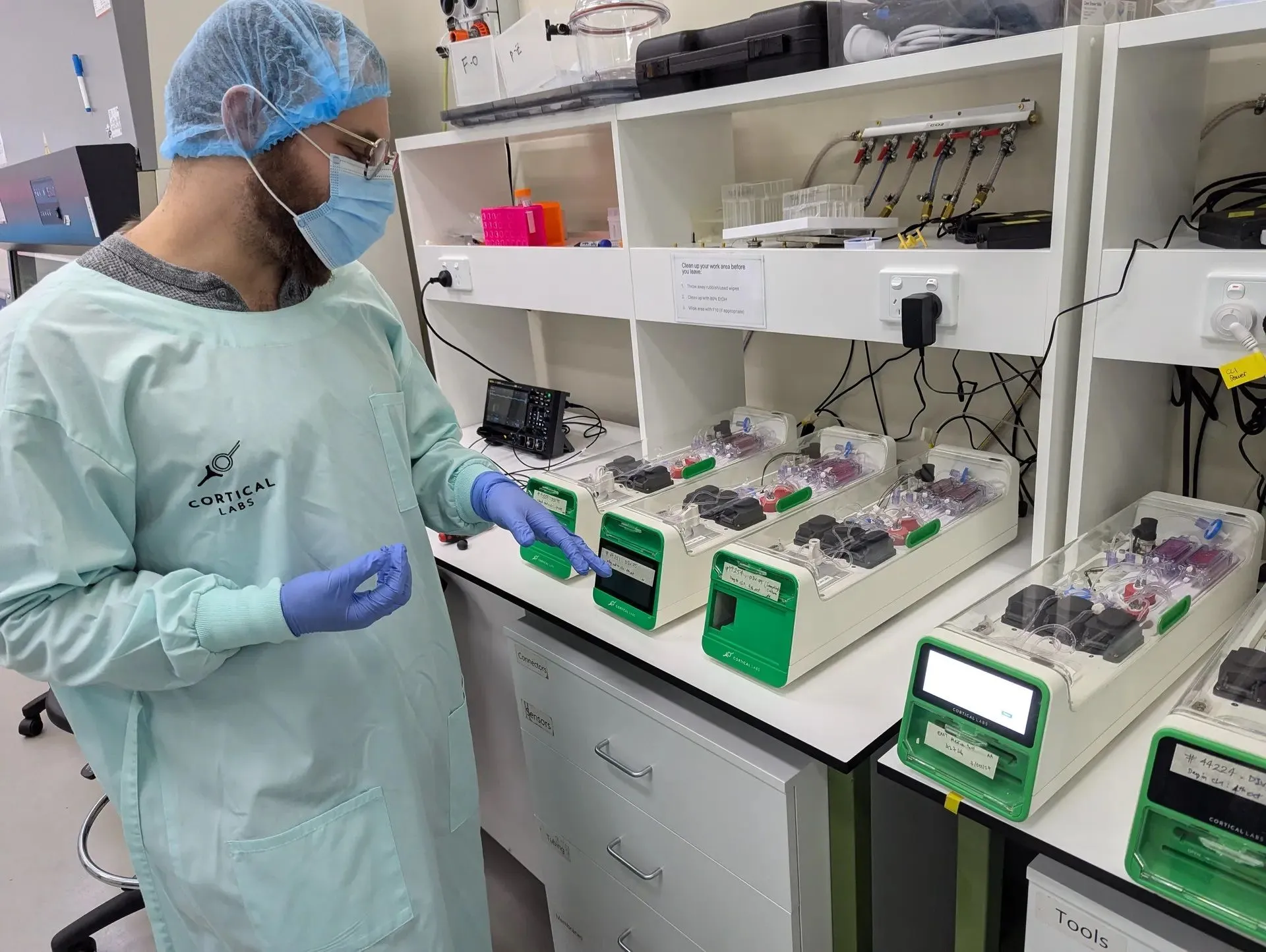 Các nhà nghiên cứu tại Cortical Labs đang làm việc với máy tính sinh học CL1
