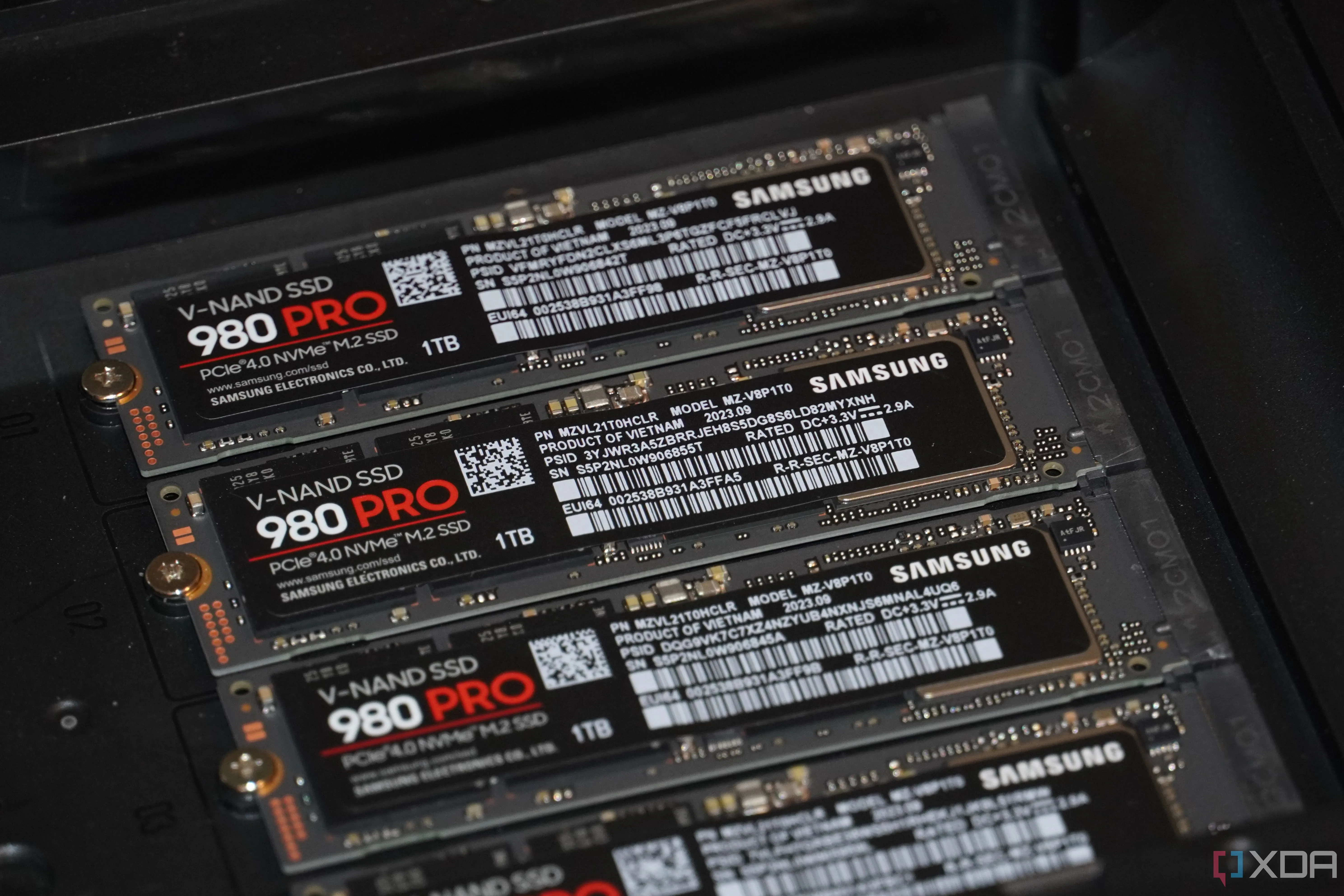 Các ổ SSD Samsung bên trong Ugreen NAS