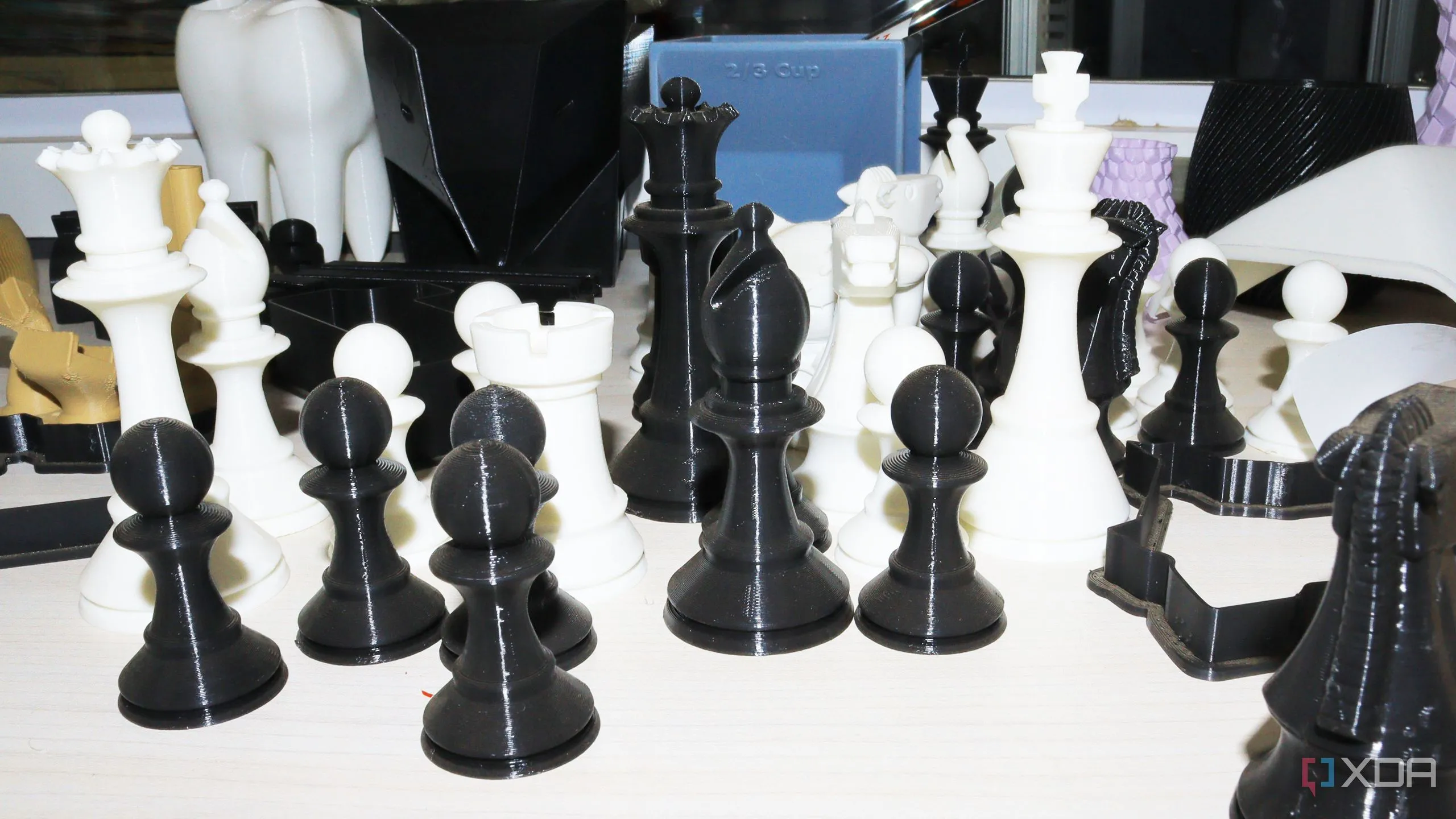 Các sản phẩm in 3D đã hoàn thiện được trưng bày trên bàn