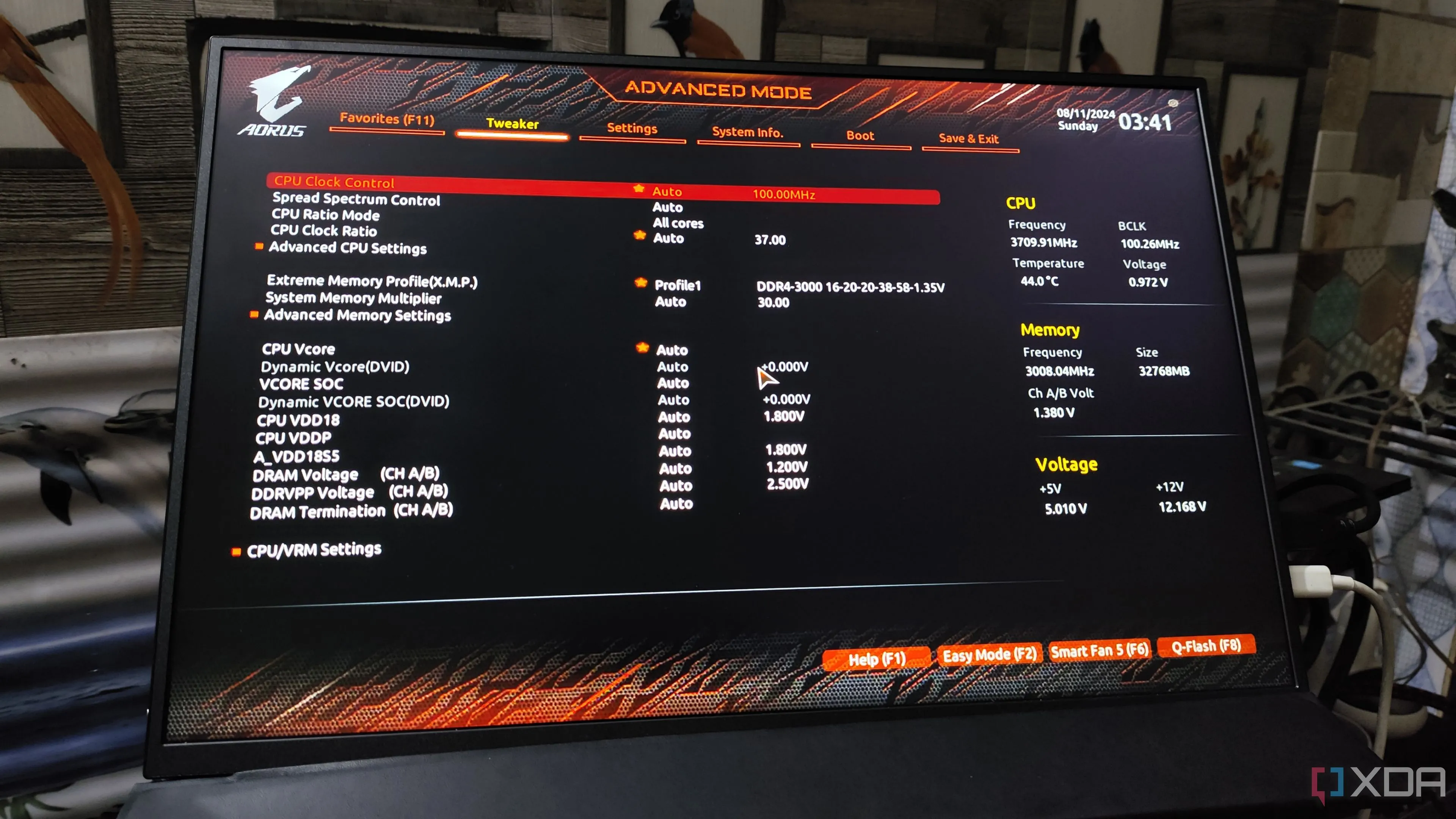 Cài đặt ép xung CPU và bộ nhớ (RAM) trong giao diện Gigabyte BIOS, minh họa các tùy chỉnh nâng cao mà BIOS cung cấp.