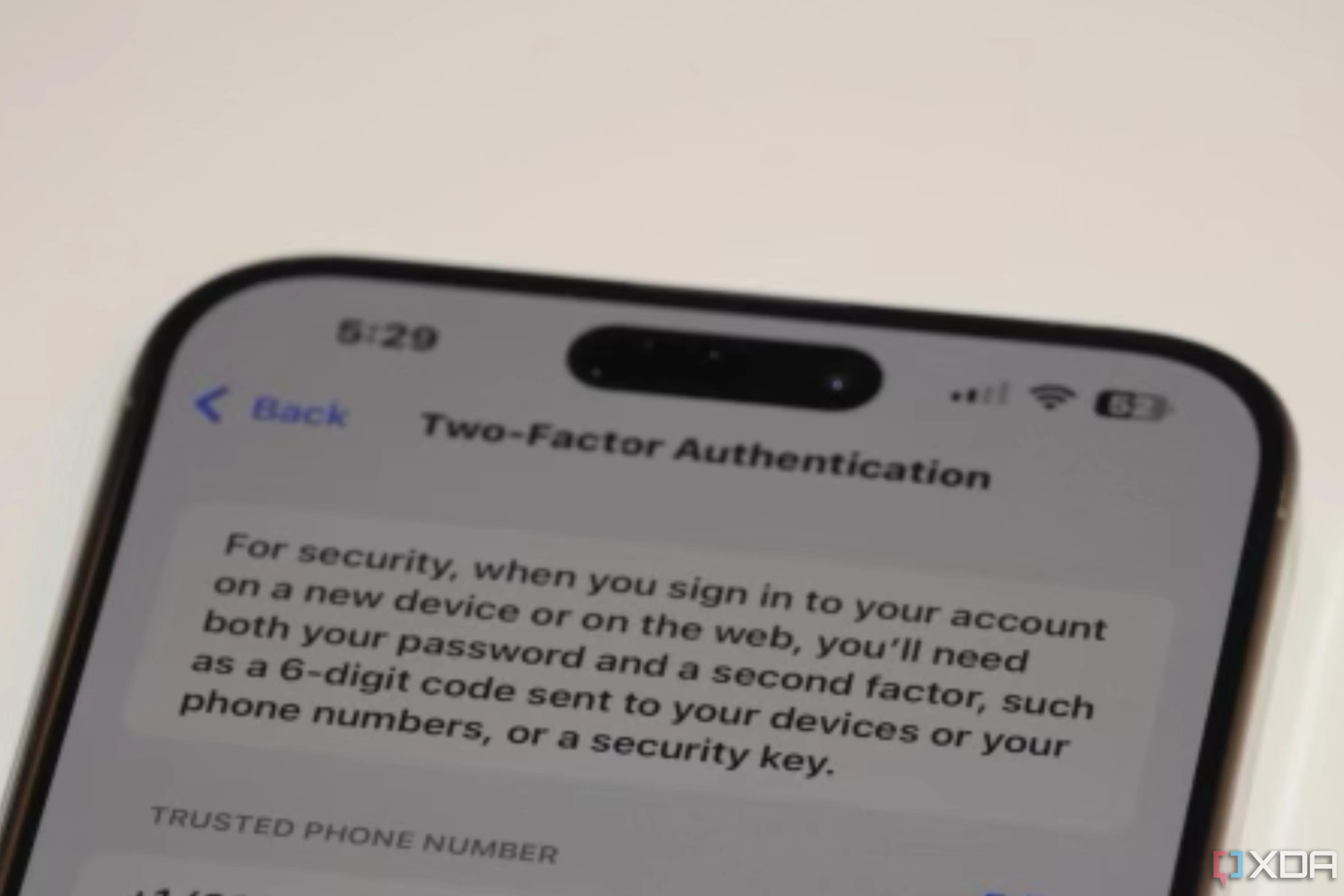 Cài đặt xác thực hai yếu tố (2FA) cho Apple ID trên iPhone.