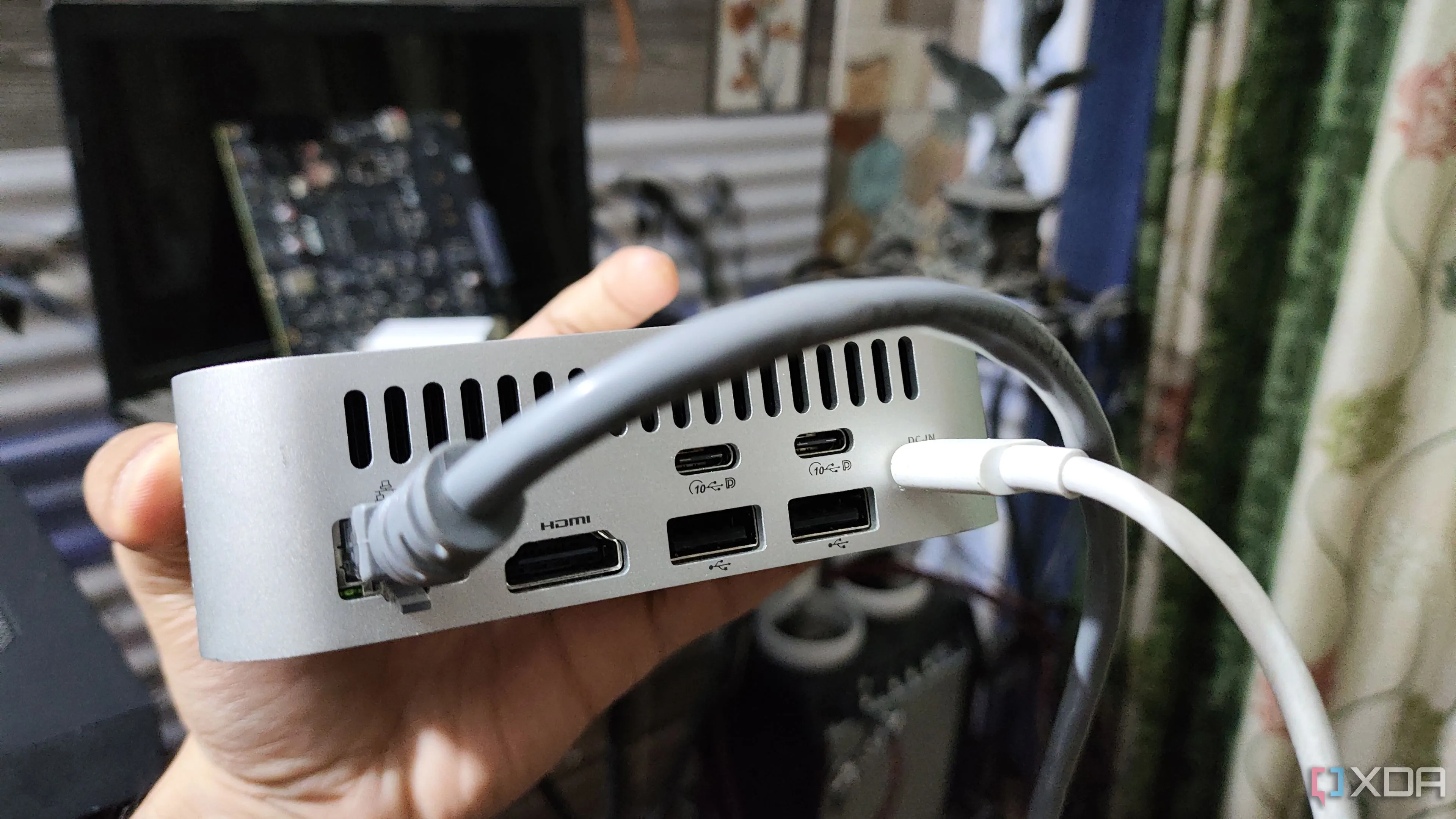Cắm cáp Ethernet vào thiết bị NAS để kết nối mạng