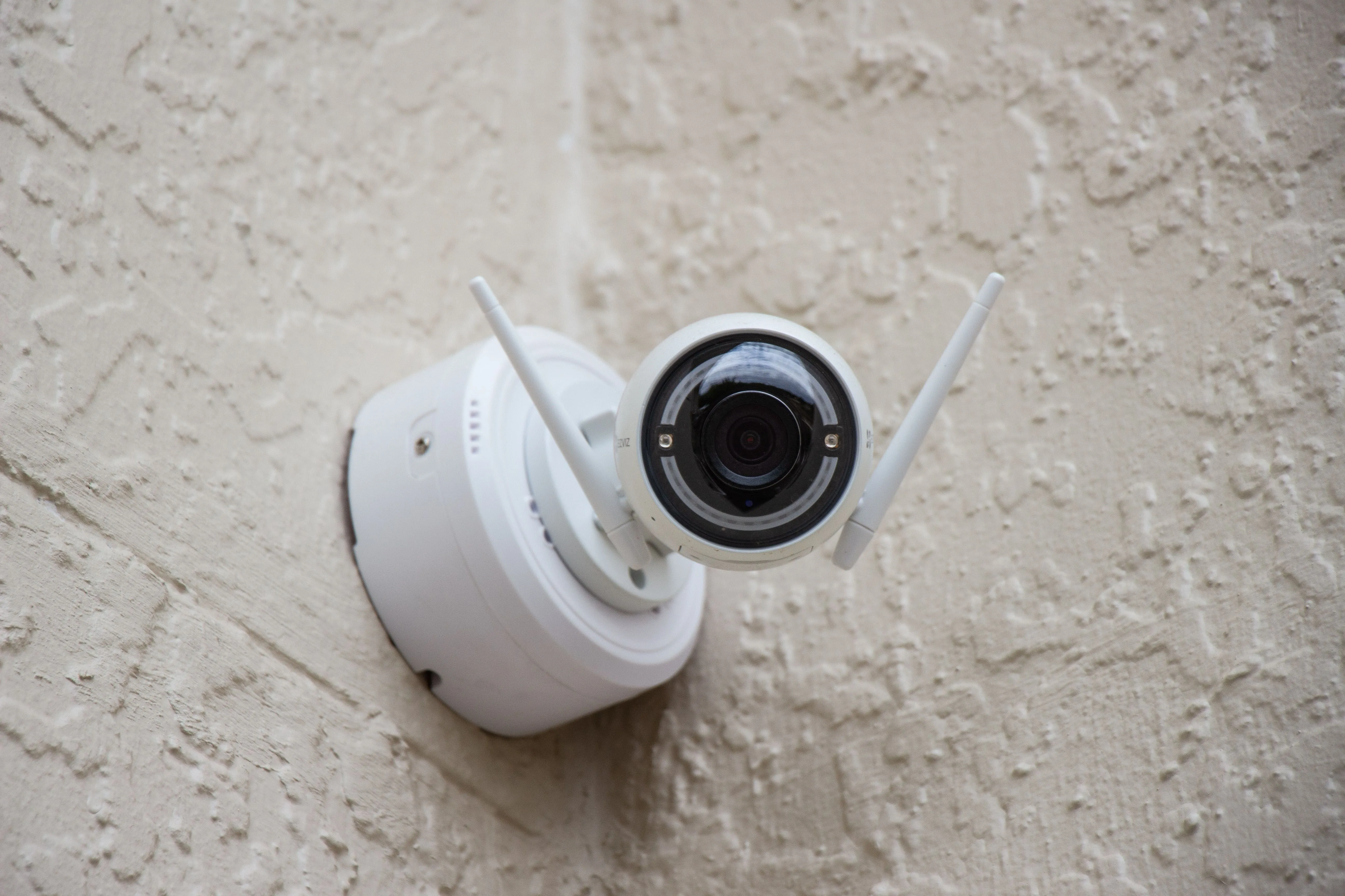 Camera an ninh không dây gắn trên tường màu be