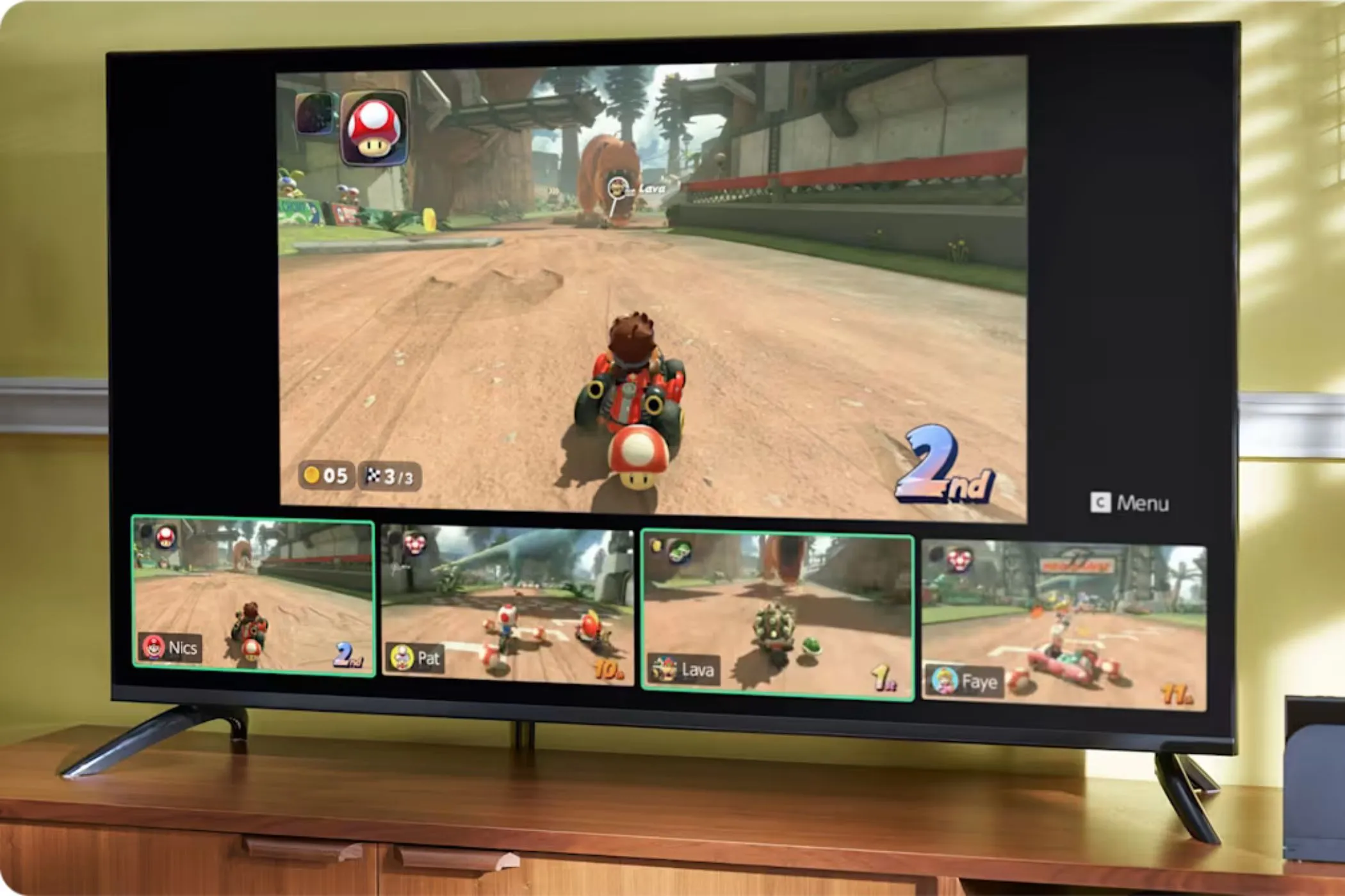Camera Nintendo Switch 2 hiển thị cuộc gọi GameChat khi chơi Mario Kart trên TV