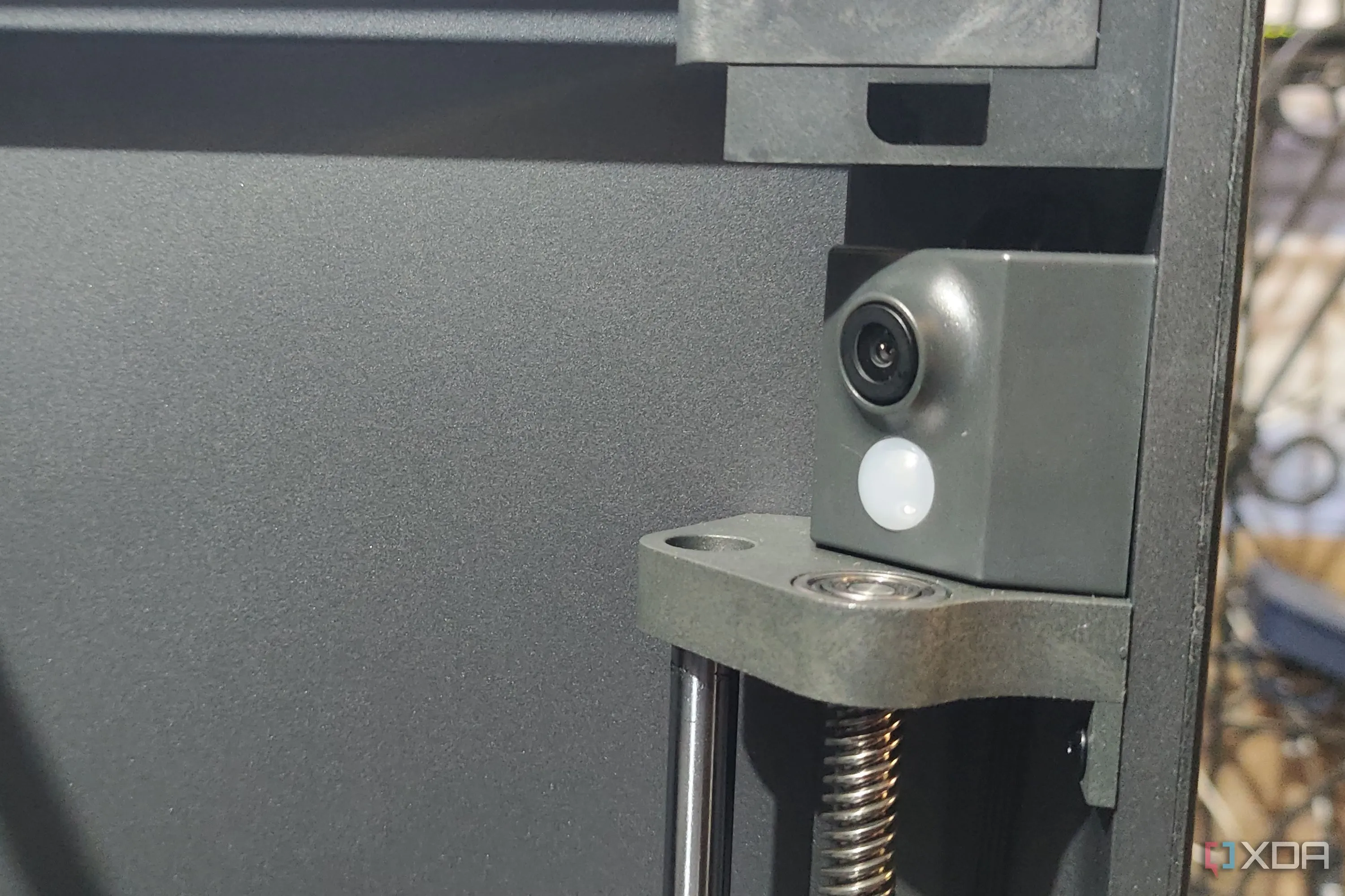 Camera tích hợp bên trong máy in 3D Elegoo Centauri Carbon, phía dưới có đèn LED