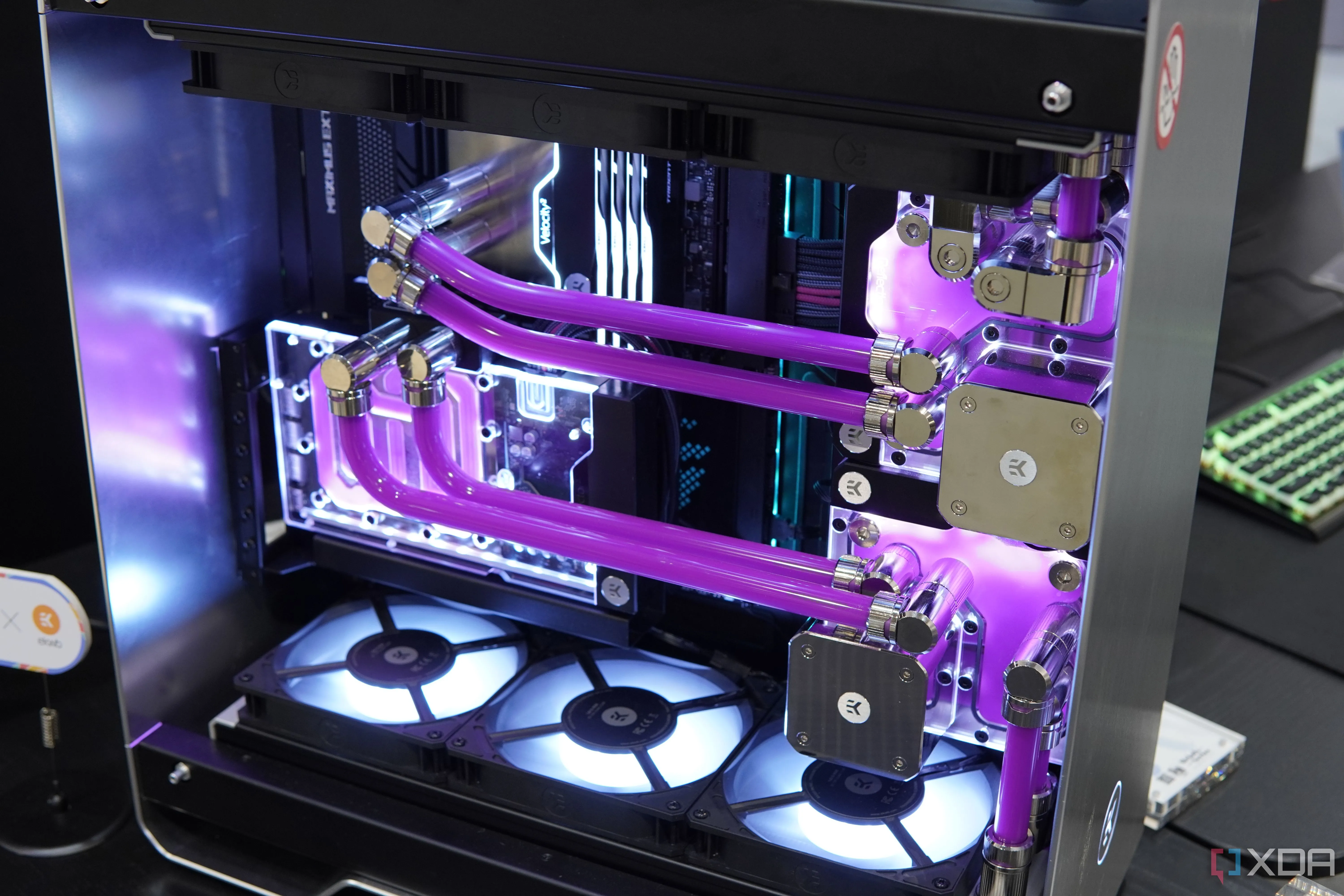 Cận cảnh bên trong bộ PC custom InWin 977EK, hiển thị sự kết hợp giữa hiệu năng và thẩm mỹ trong một hệ thống làm mát cao cấp