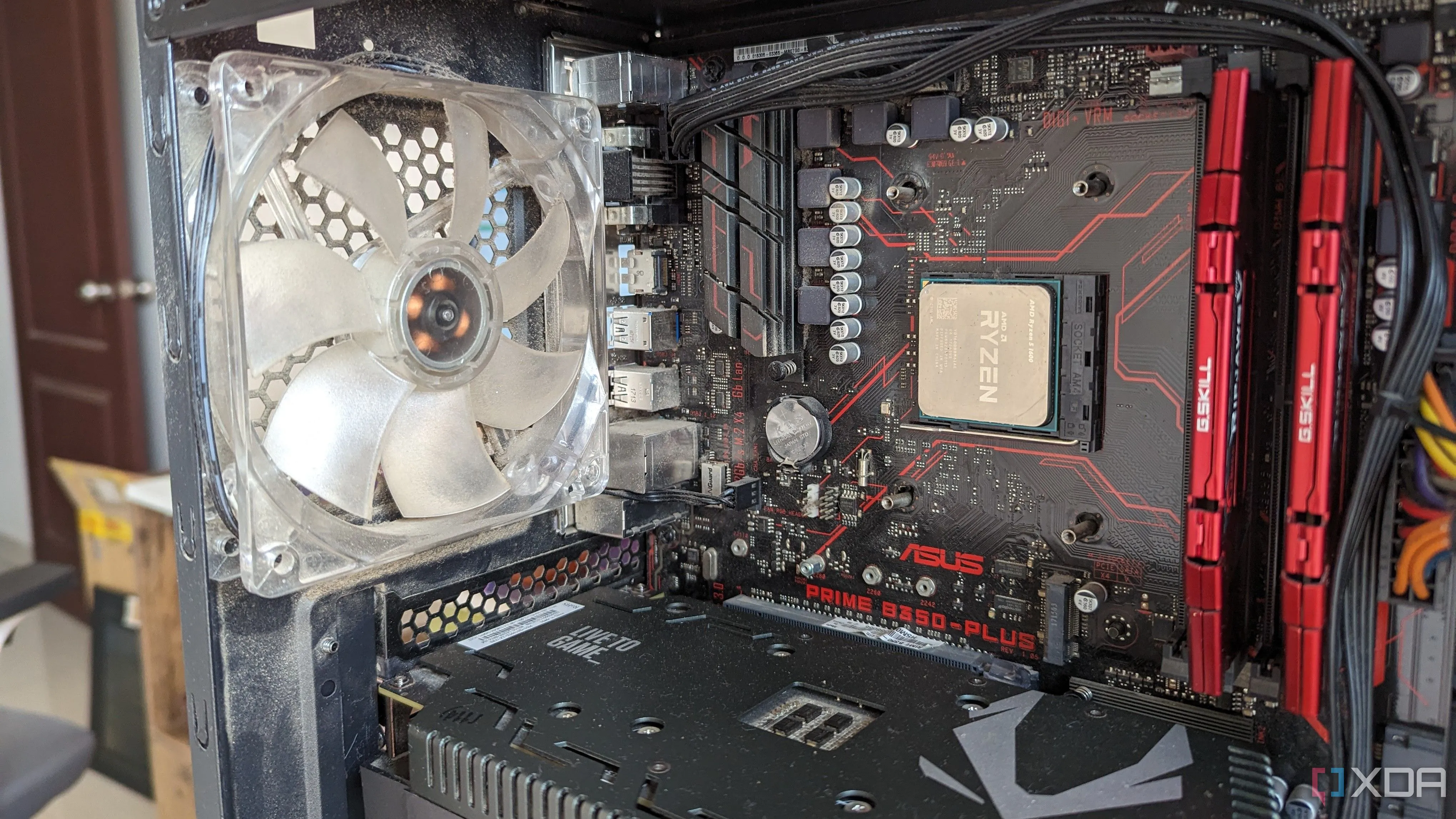 Cận cảnh bên trong một dàn PC gaming, hiển thị CPU, GPU, bo mạch chủ và RAM, các linh kiện có thể tùy biến