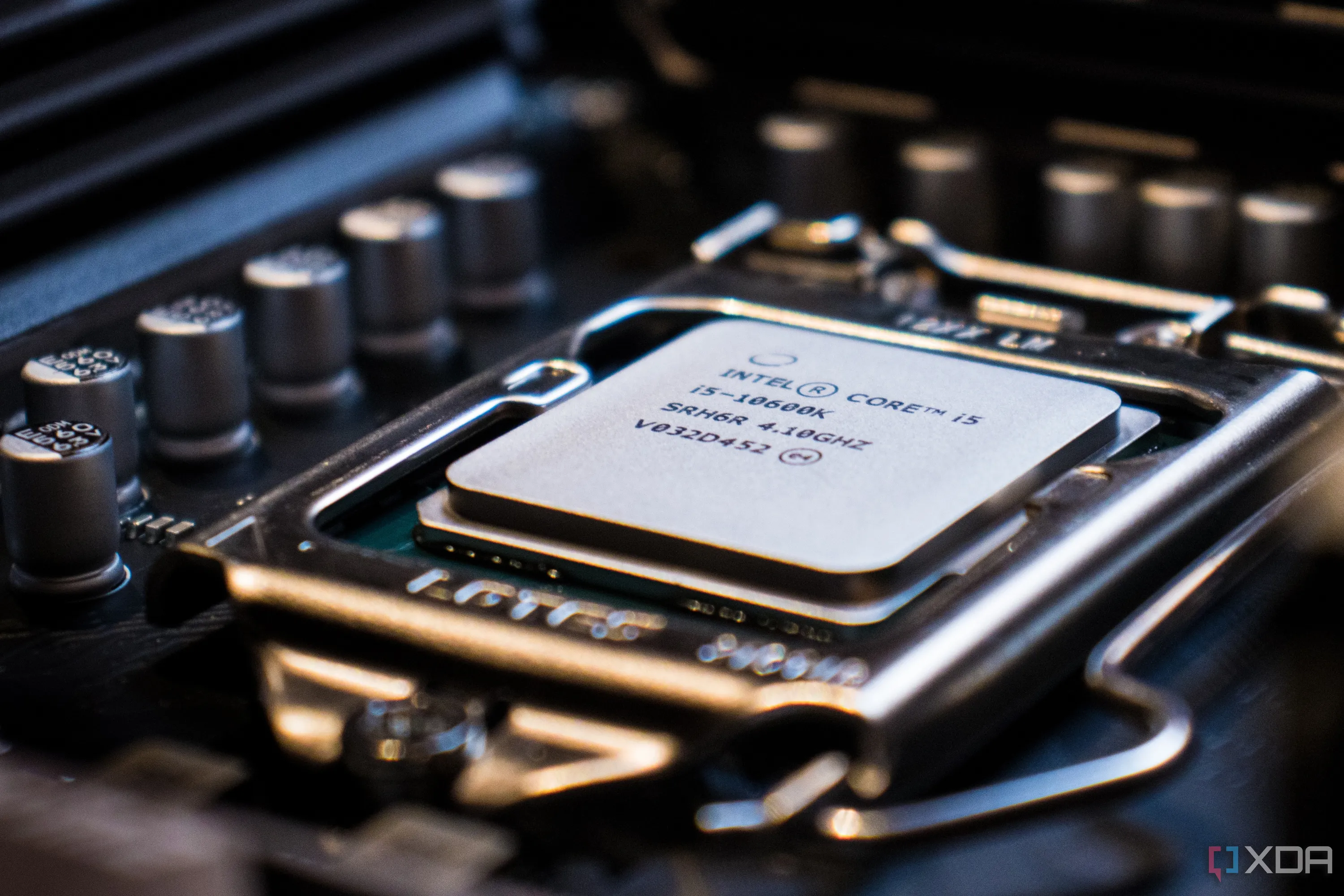Cận cảnh bộ vi xử lý Intel Core i5 trên bo mạch chủ, tượng trưng cho quá trình xử lý dữ liệu VPN phức tạp