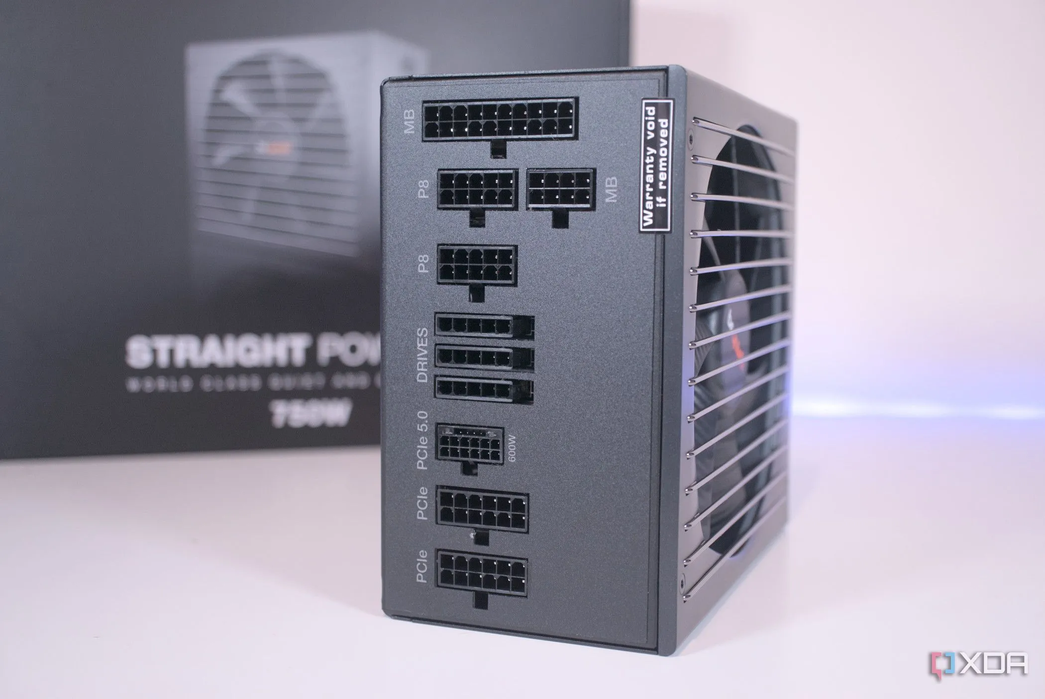 Cận cảnh các cổng kết nối của bộ nguồn be quiet! Straight Power 12, liên quan đến yêu cầu công suất cho GPU