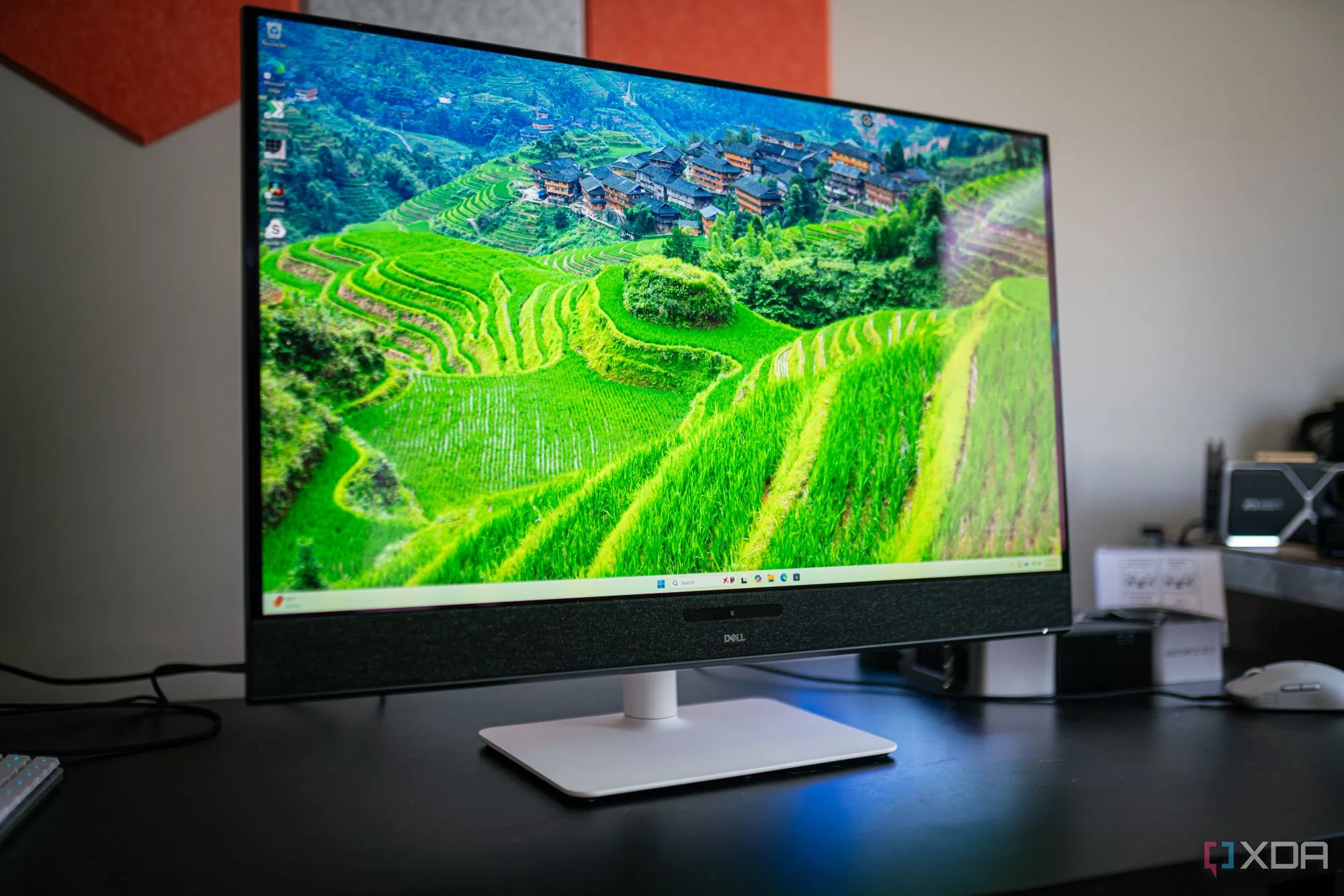 Cận cảnh các cổng kết nối phía sau màn hình Dell 32 Plus 4K QD-OLED, bao gồm USB-C và HDMI