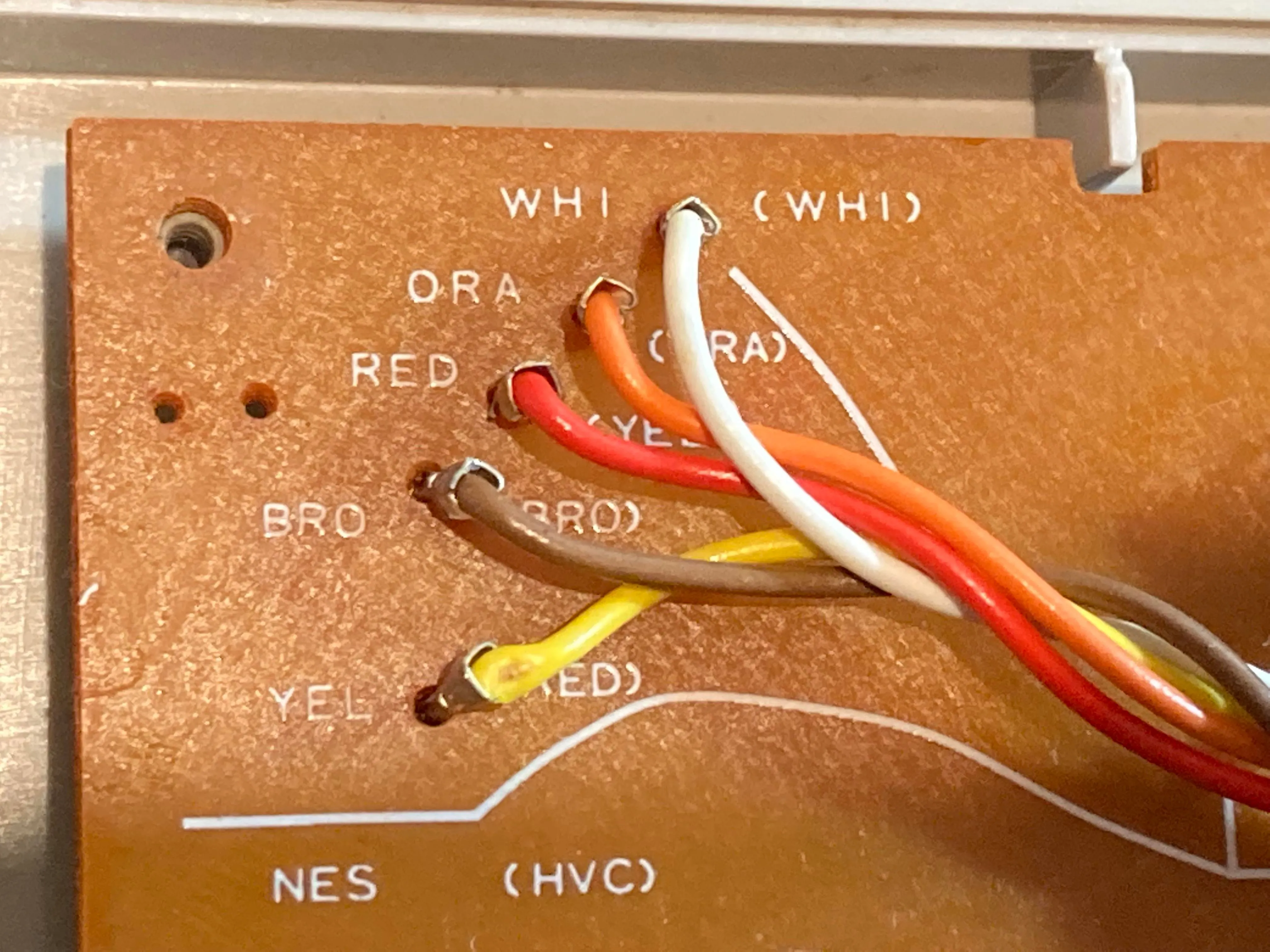 Cận cảnh các điểm kết nối dây trên bảng mạch PCB của tay cầm NES