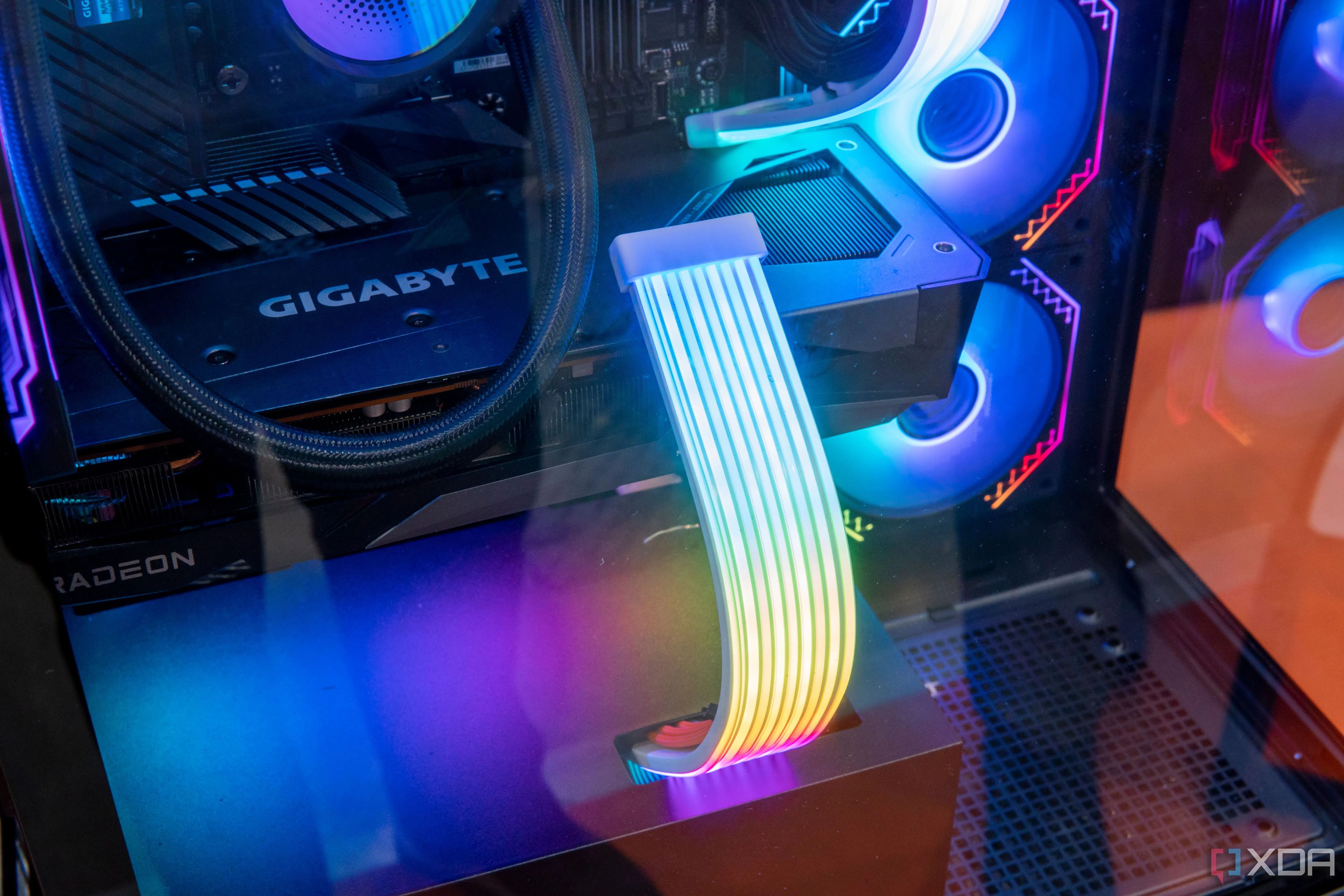Cận cảnh cáp RGB Xigmatek Endorphin 9, minh họa việc sử dụng cáp tùy chỉnh để tạo điểm nhấn thị giác cho PC.