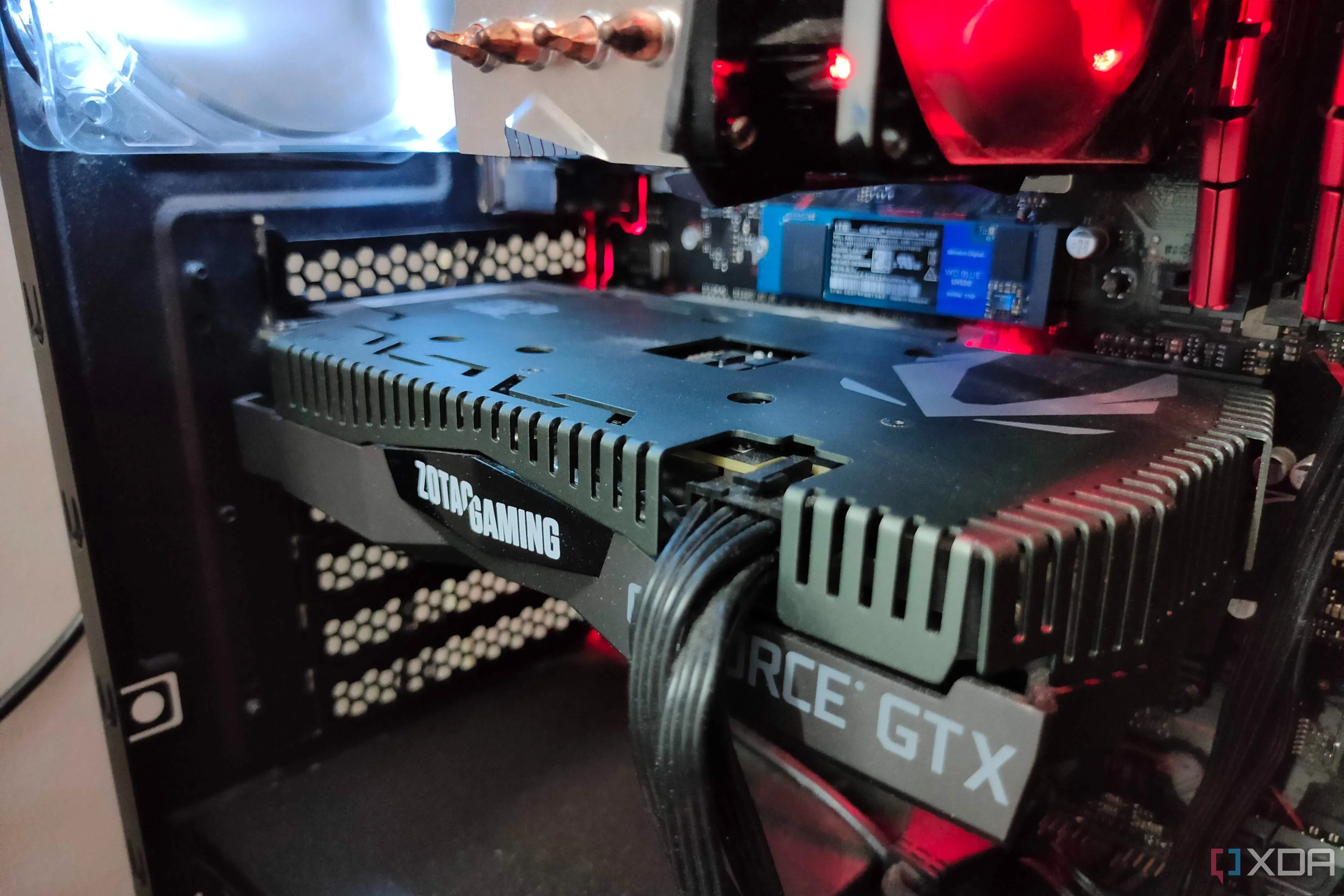 Cận cảnh card đồ họa bên trong một PC gaming, đại diện cho hệ thống máy tính vẫn còn mạnh mẽ