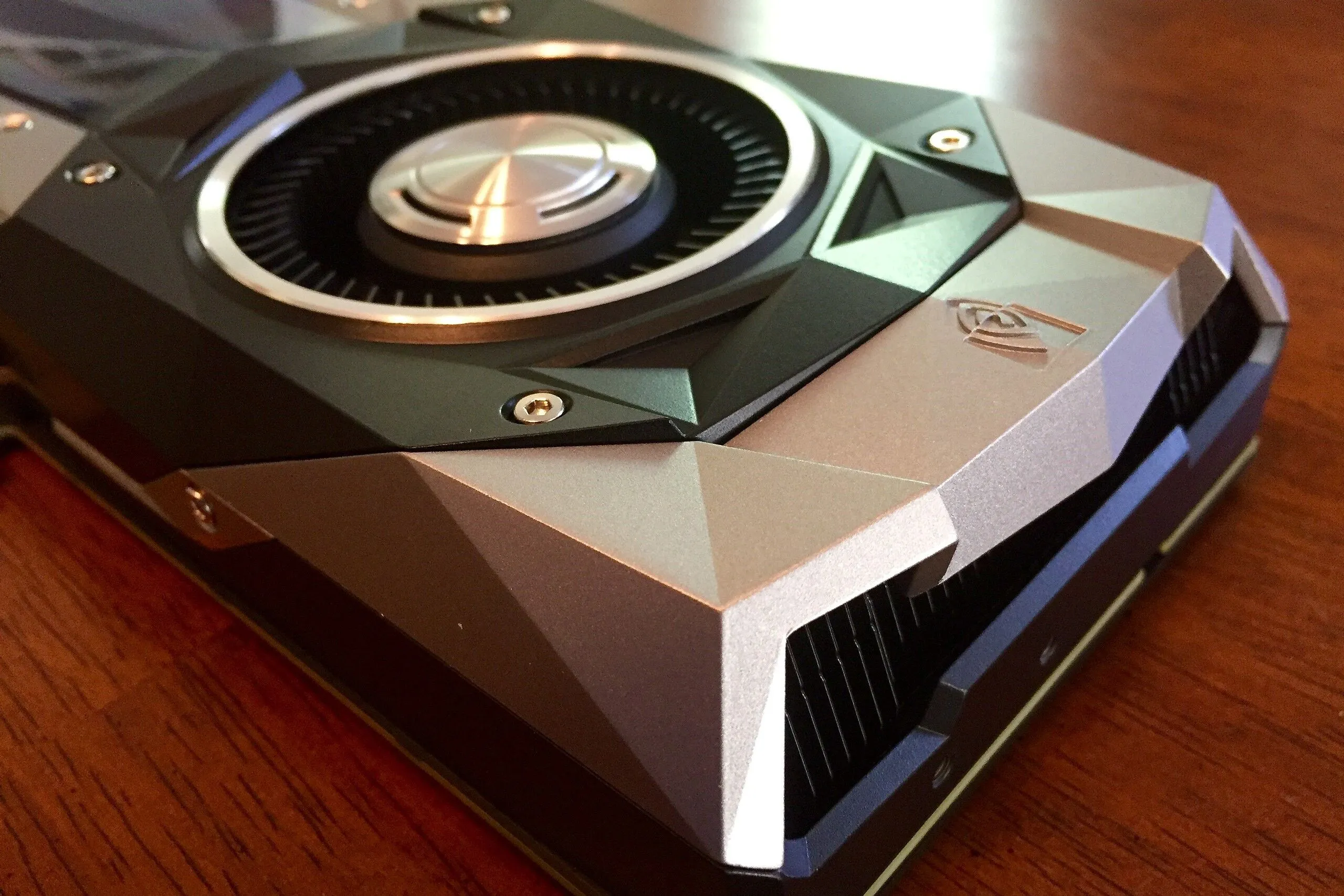 Cận cảnh card đồ họa Nvidia GTX 1080 Ti Founders Edition, một huyền thoại gaming