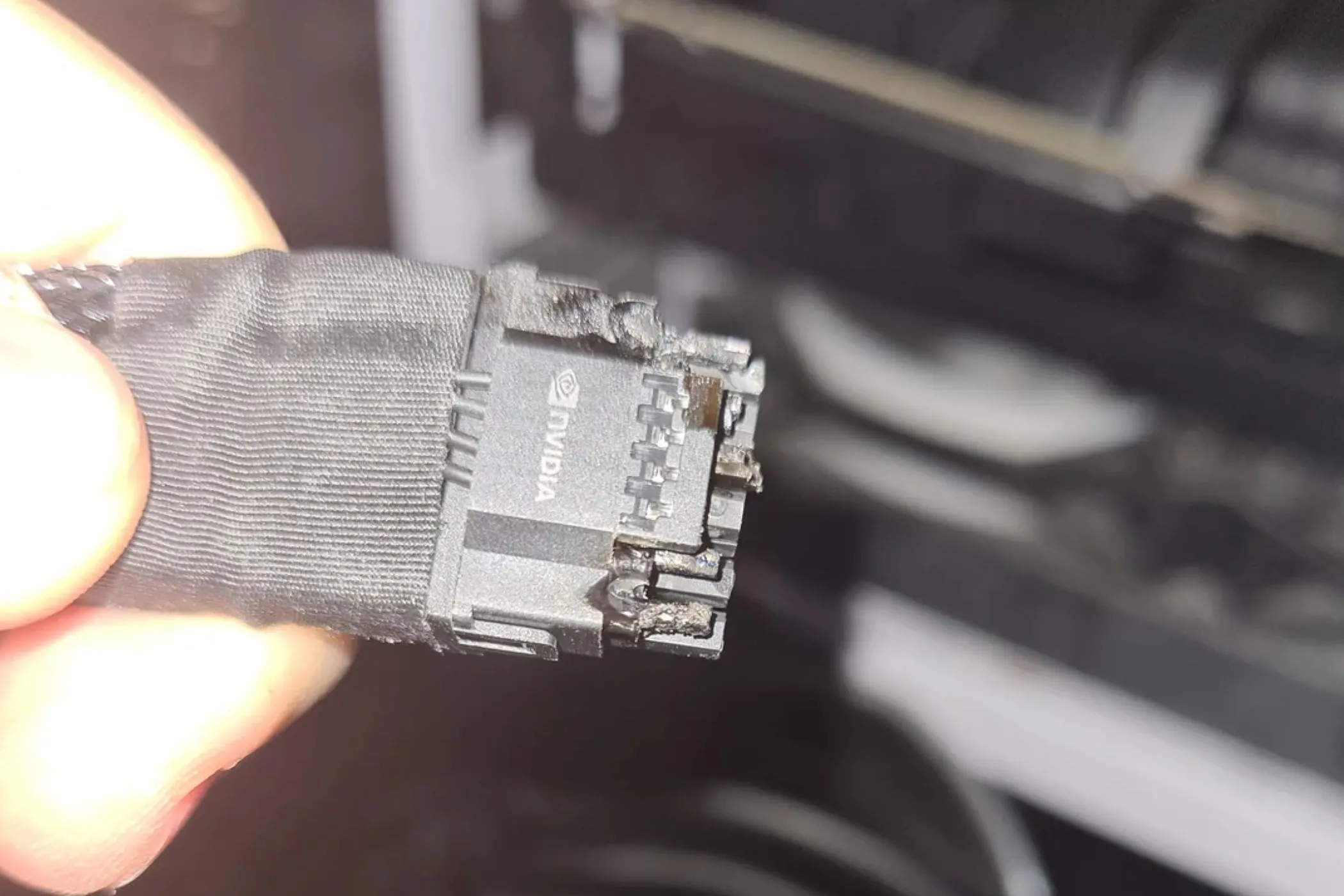 Cận cảnh cổng nguồn 12VHPWR của card đồ họa RTX 4090 bị cháy chảy do vấn đề cân bằng tải dòng điện
