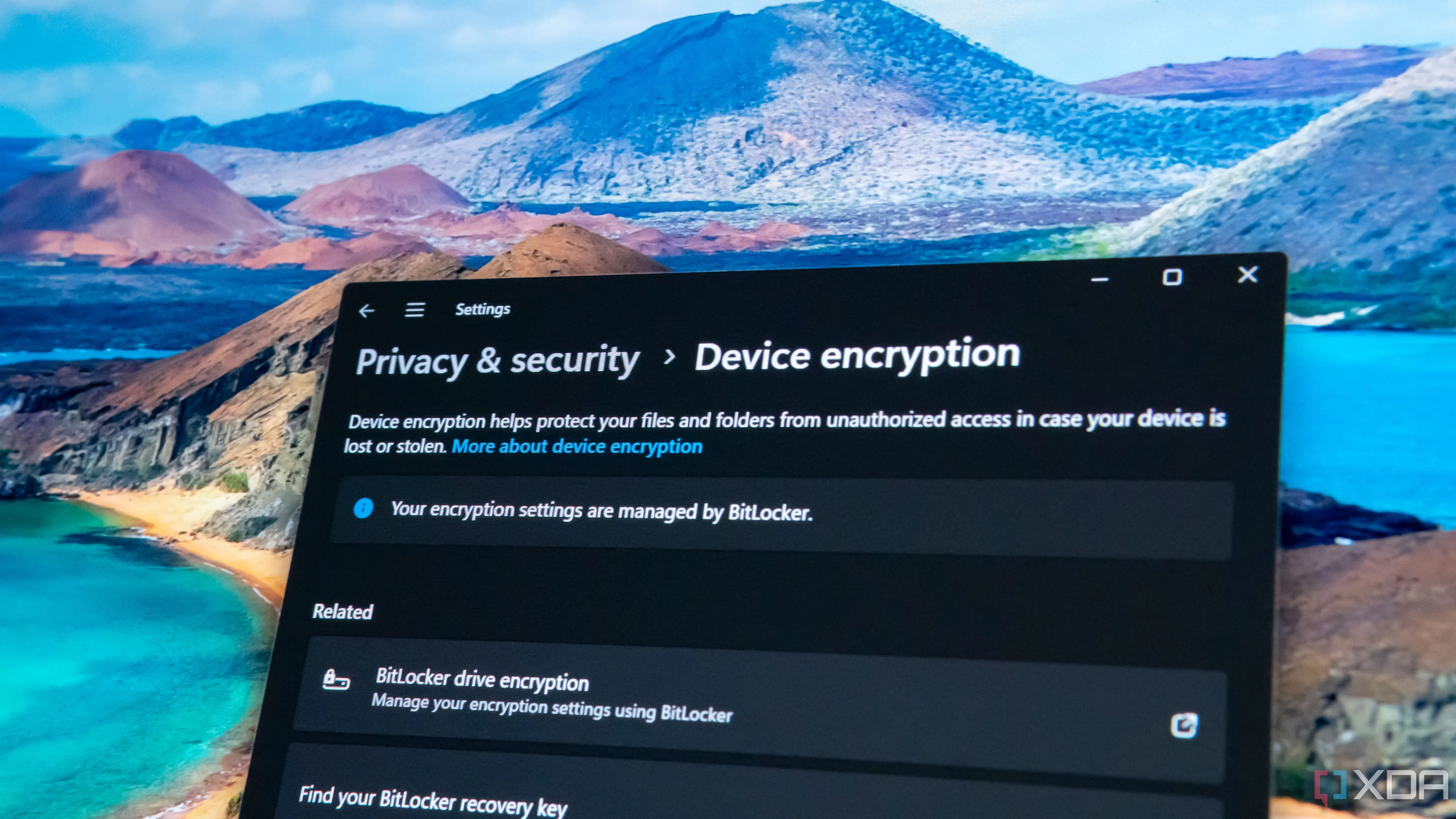 Cận cảnh cửa sổ Cài đặt của Windows 11 hiển thị các tùy chọn mã hóa ổ đĩa BitLocker, nhấn mạnh tính năng bảo mật dữ liệu