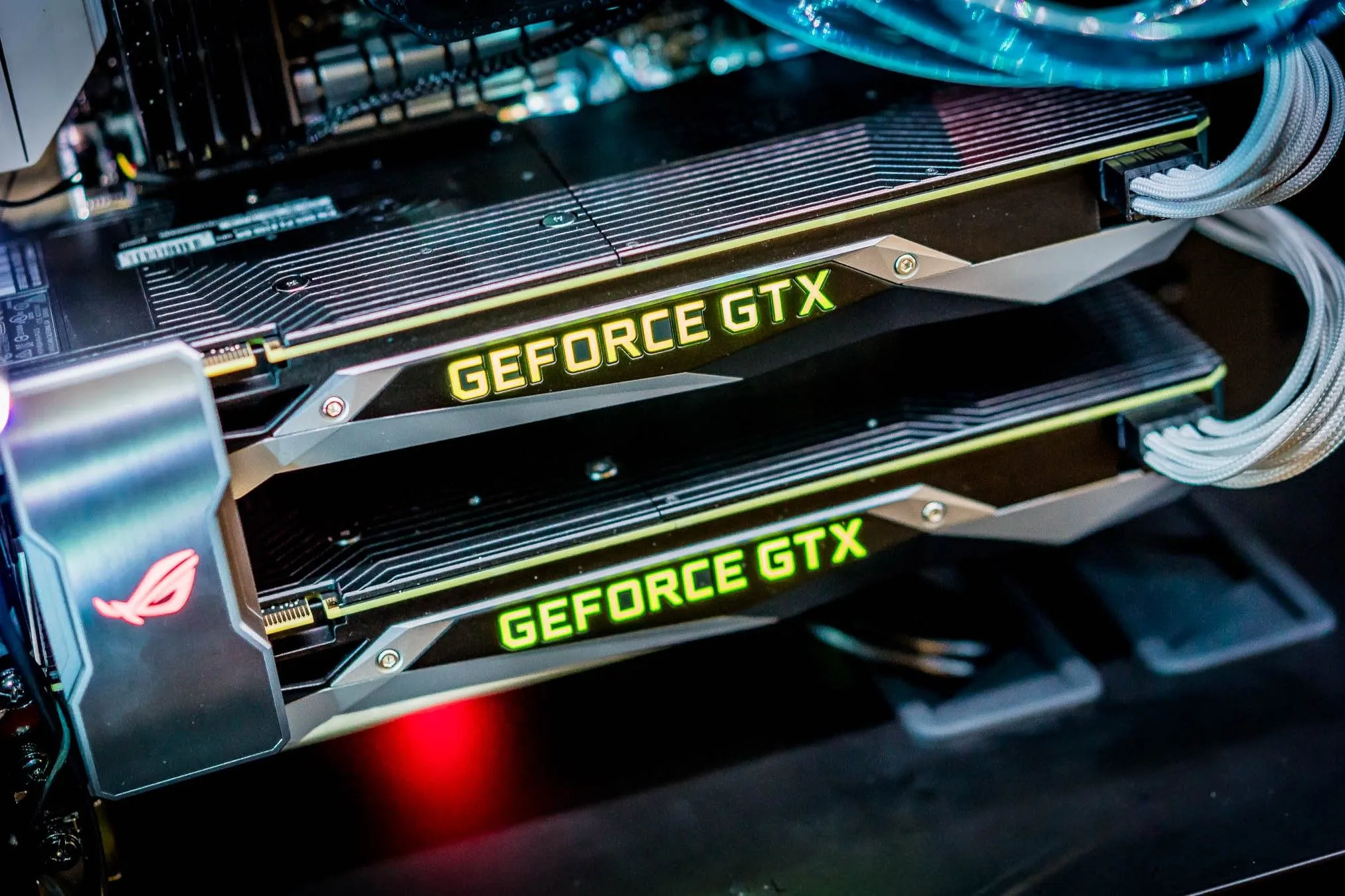 Cận cảnh hai card đồ họa GTX 1080 được kết nối bằng cầu SLI, minh họa thiết lập đa GPU trước đây
