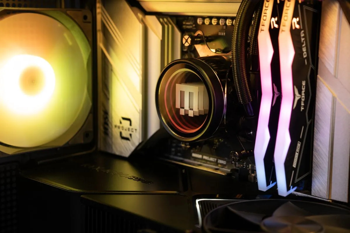 Cận cảnh hệ thống dây cáp ẩn màu vàng trên bo mạch chủ, minh họa sự gọn gàng bên trong PC
