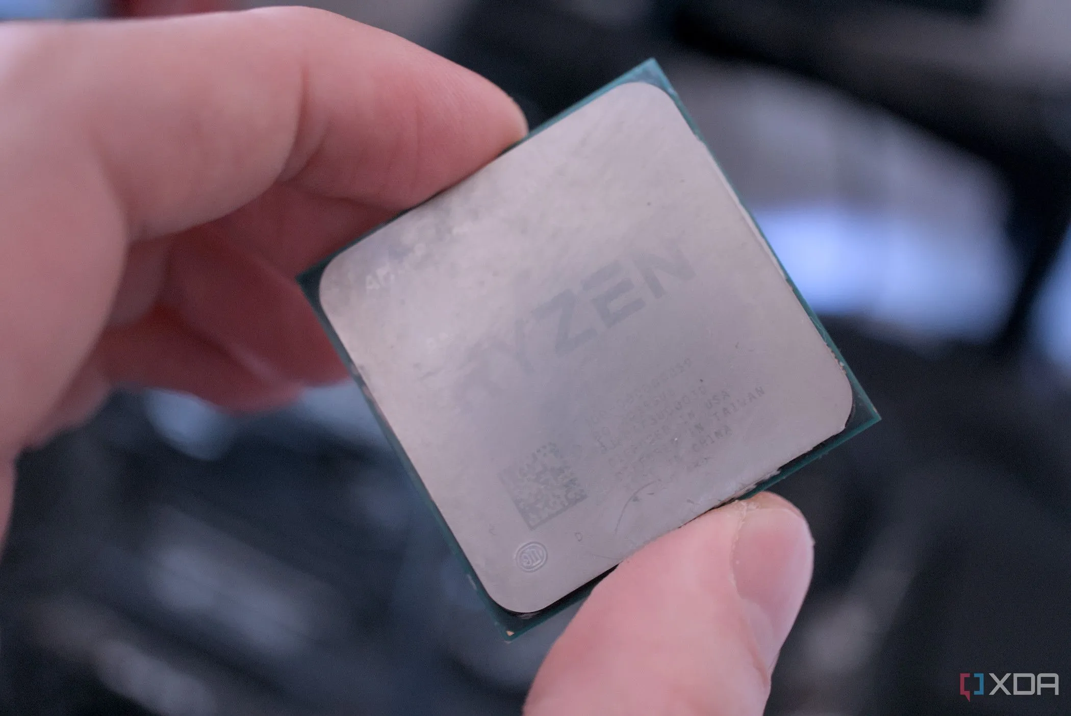 Cận cảnh IHS của CPU AMD Ryzen 9 5950X, đại diện cho hiệu năng đỉnh cao trên AM4