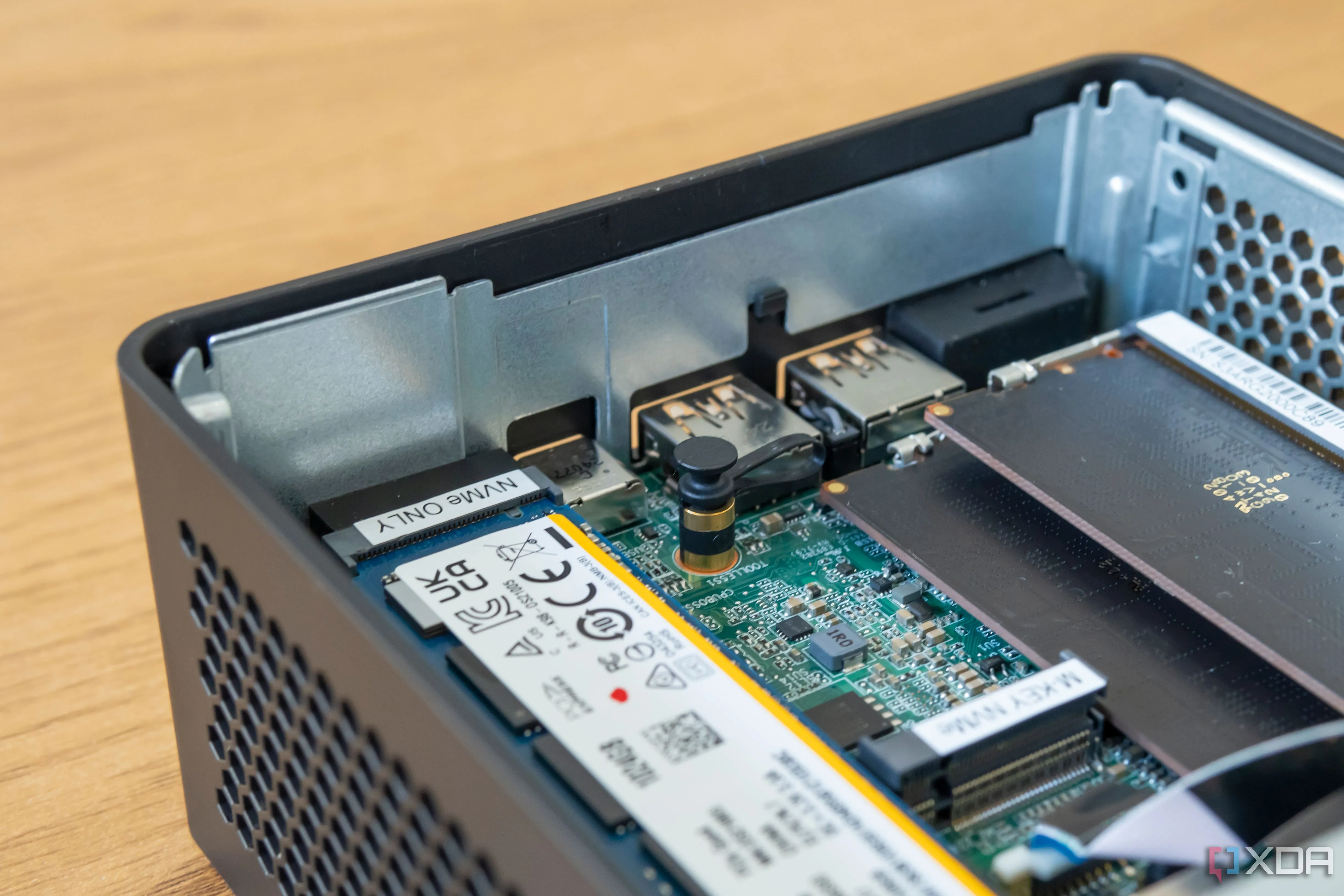 Cận cảnh khe cắm M.2 2242 trên bo mạch chủ của Asus NUC 14 Pro với cơ chế khóa SSD, thể hiện vị trí để lắp ổ SSD caching vào NAS tương thích