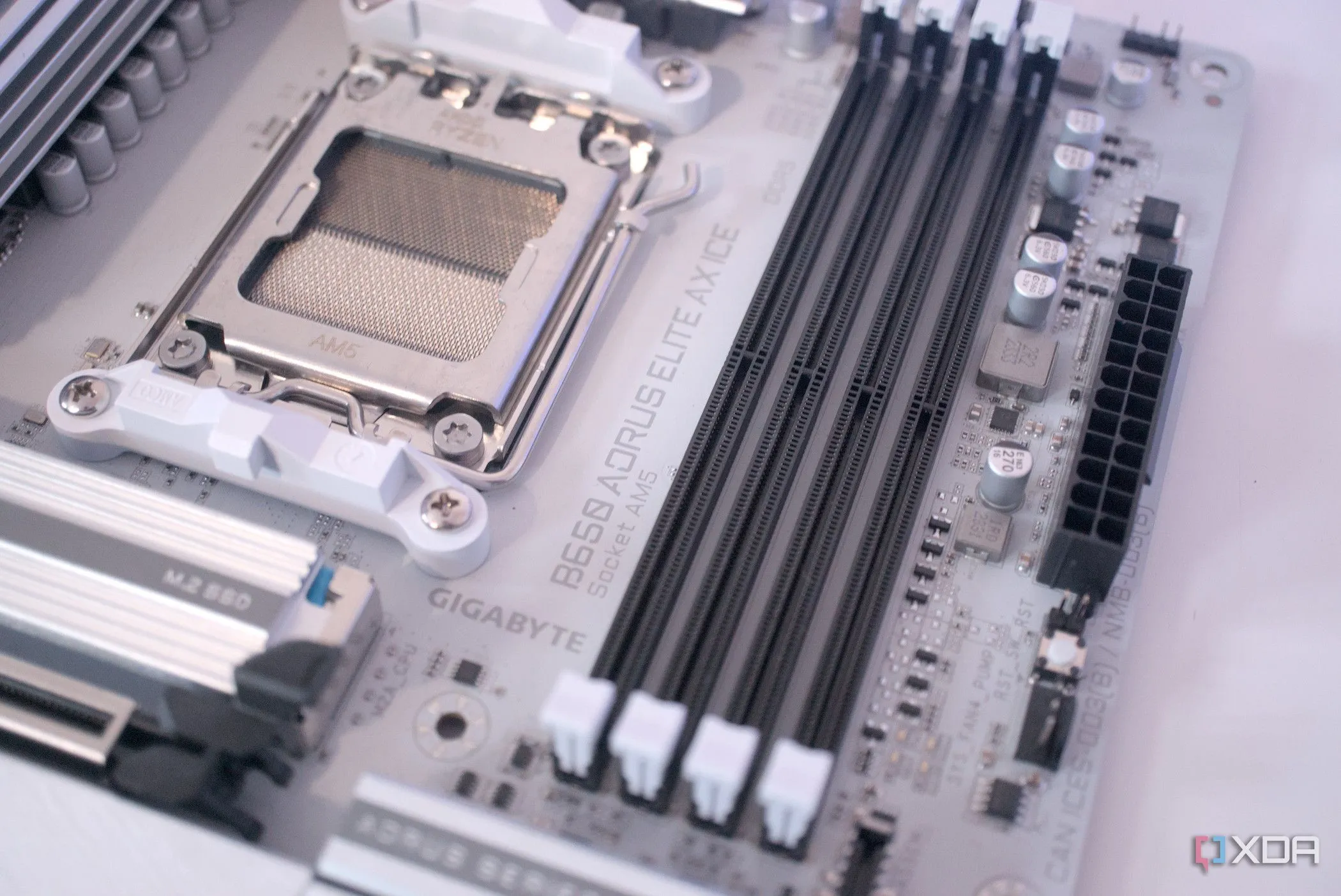 Cận cảnh khe cắm RAM (DIMM Slots) trên bo mạch chủ Gigabyte B650 Aorus Elite AX Ice, minh họa chi tiết các thành phần quan trọng trên mainboard khi kiểm tra PC.