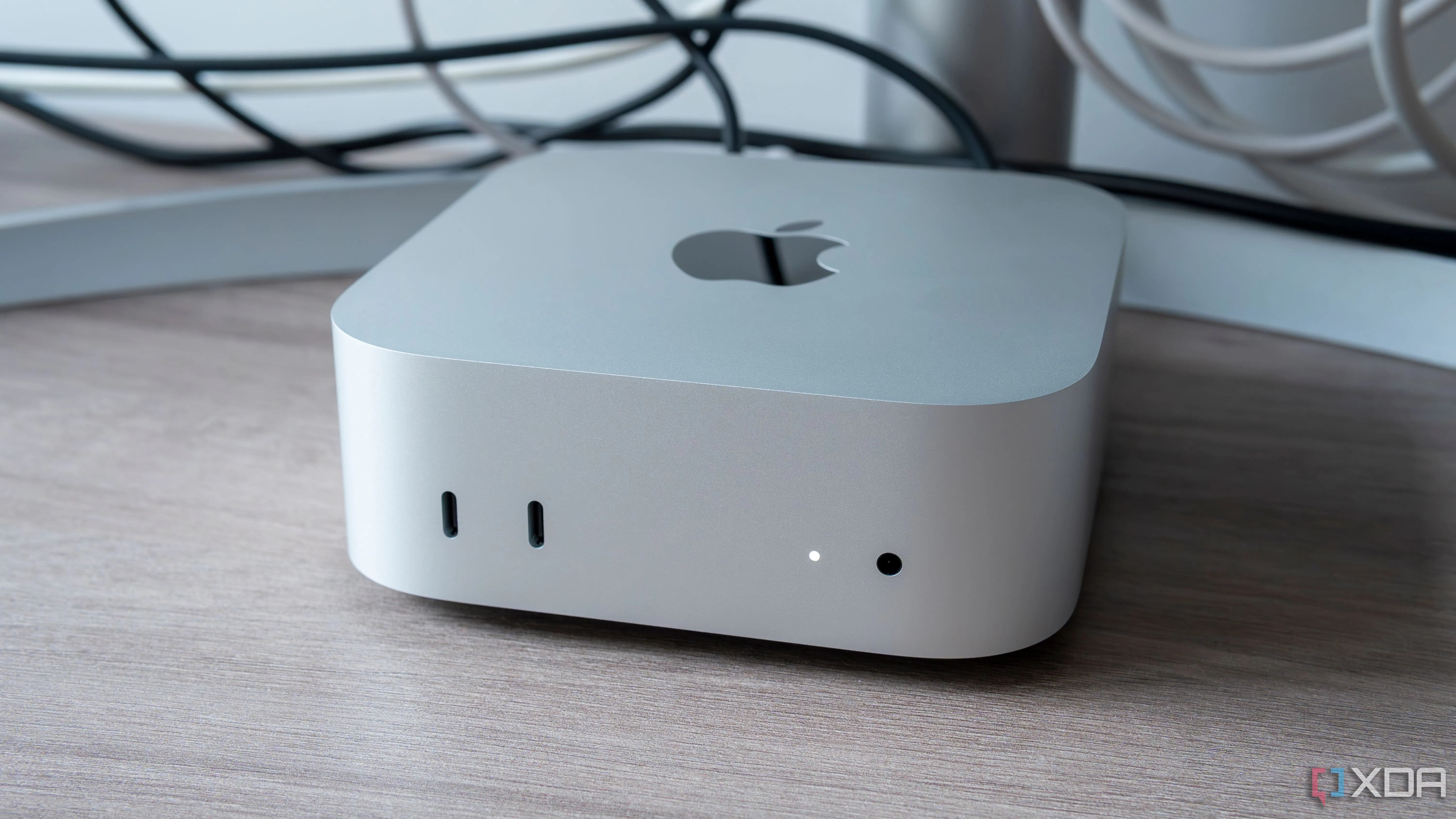 Cận cảnh Mac Mini 2024 với thiết kế nhỏ gọn, minh họa xu hướng linh kiện hàn chết trên các thiết bị hiện đại