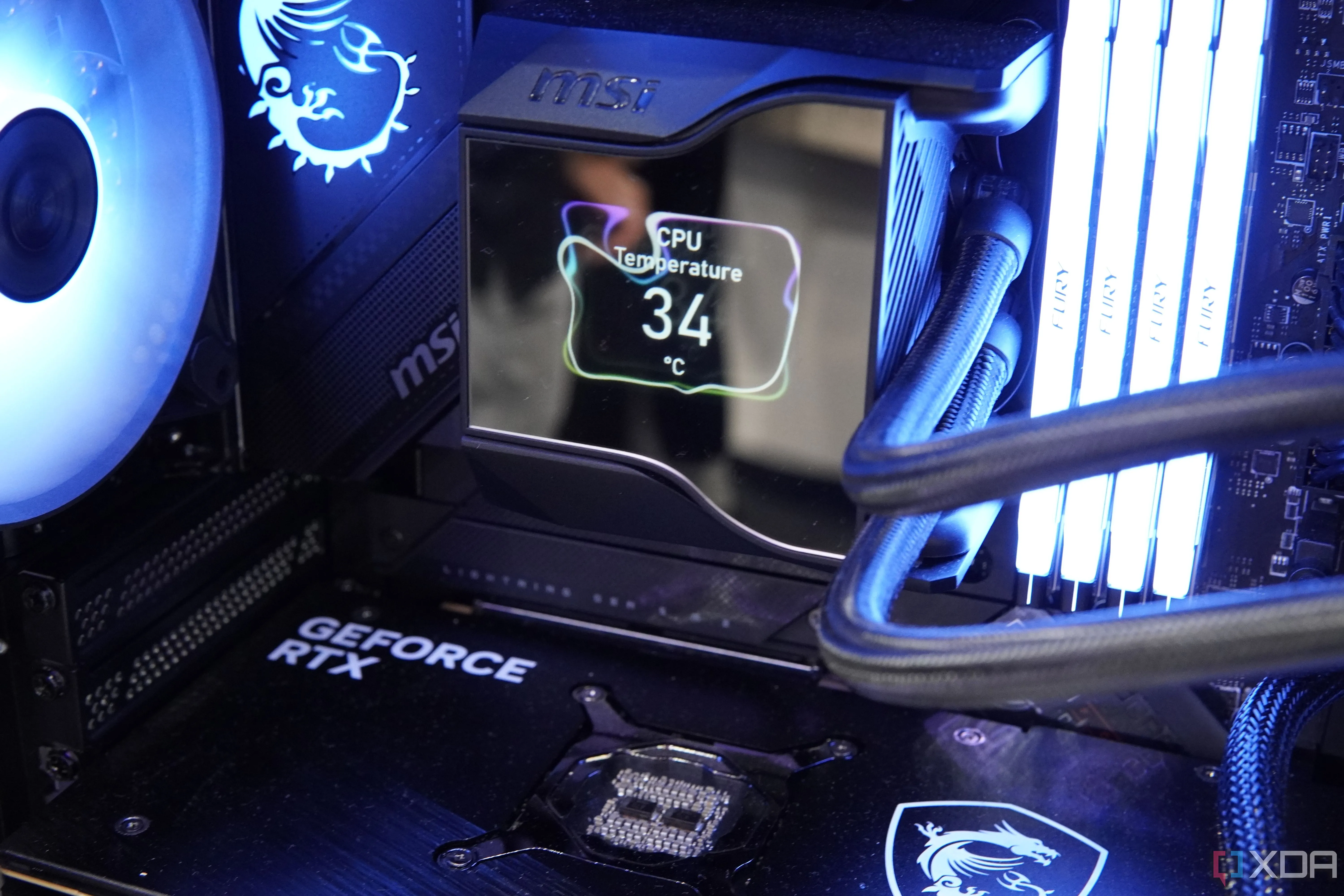 Cận cảnh màn hình hiển thị trên khối tản nhiệt nước AIO của MSI dành cho CPU, minh họa công nghệ làm mát tiên tiến