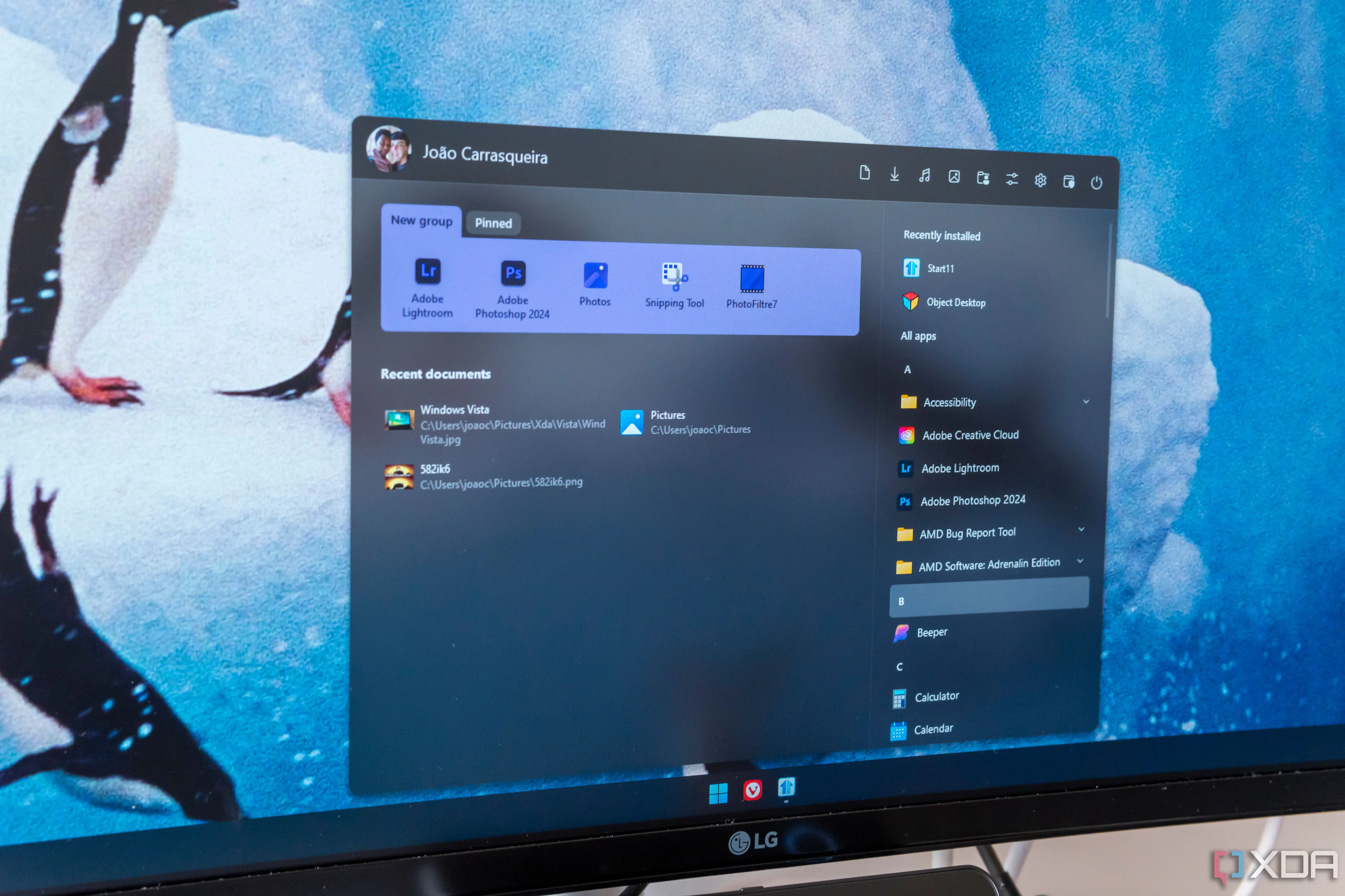 Cận cảnh màn hình máy tính hiển thị giao diện Start Menu tùy chỉnh với Start11 trên Windows 11