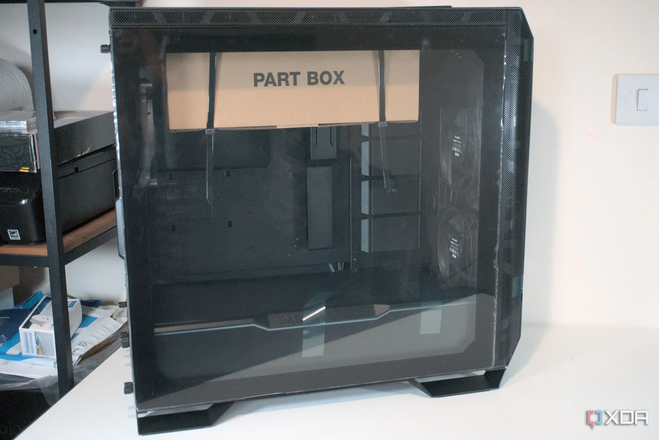Cận cảnh mặt bên của vỏ case be quiet! Dark Base Pro 901 với cửa sổ kính cường lực, thể hiện thiết kế cao cấp