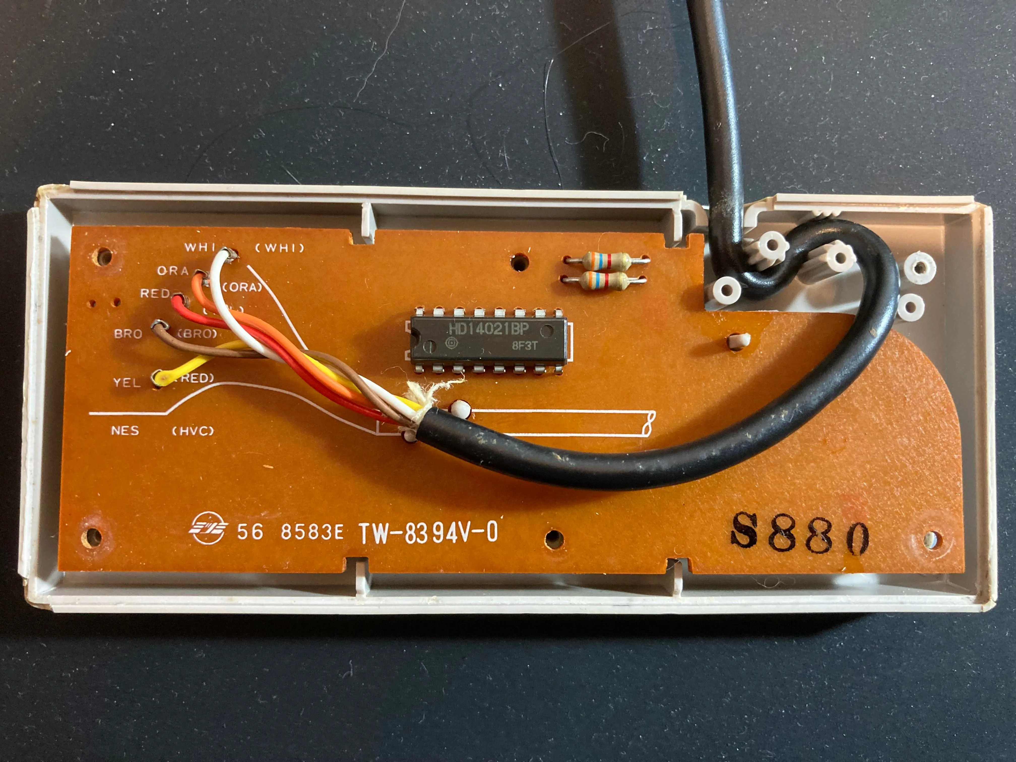 Cận cảnh mặt sau bảng mạch PCB với các đường nối dây bên trong tay cầm NES