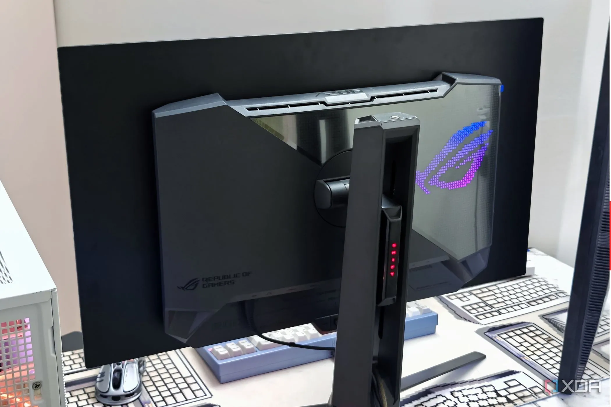 Cận cảnh mặt sau màn hình Asus ROG Swift PG27AQDM, phô diễn các cổng kết nối và hệ thống tản nhiệt