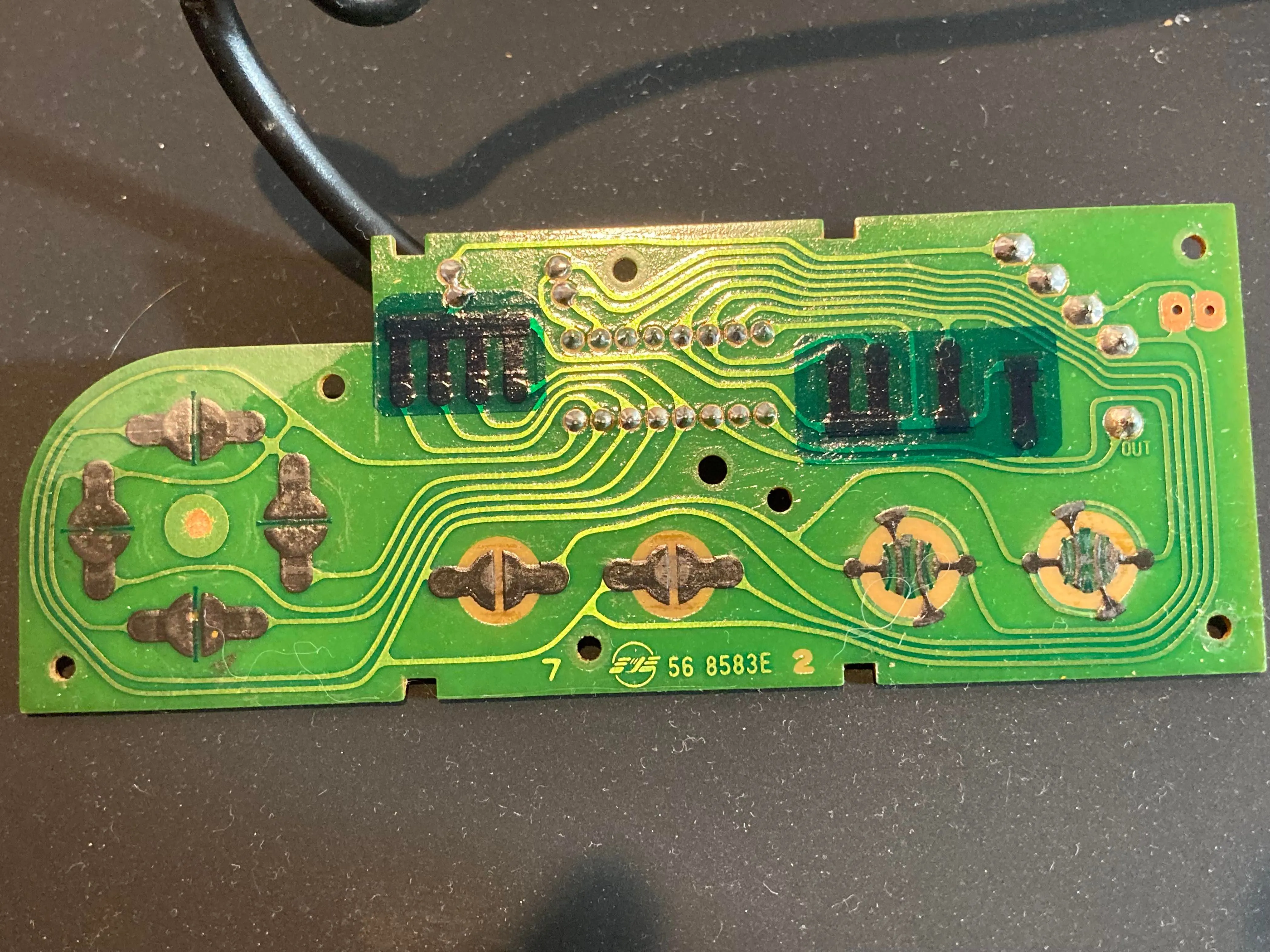 Cận cảnh mặt trước bảng mạch PCB bên trong tay cầm NES
