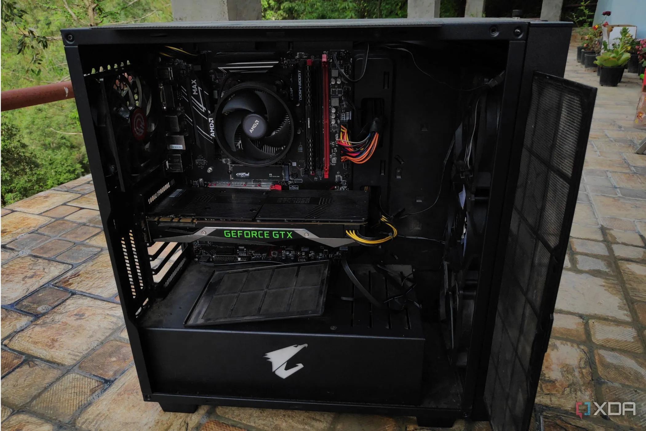 Cận cảnh mặt trước của một chiếc PC đầy bụi, cho thấy sự cần thiết của việc vệ sinh máy tính định kỳ để duy trì hiệu suất tản nhiệt.