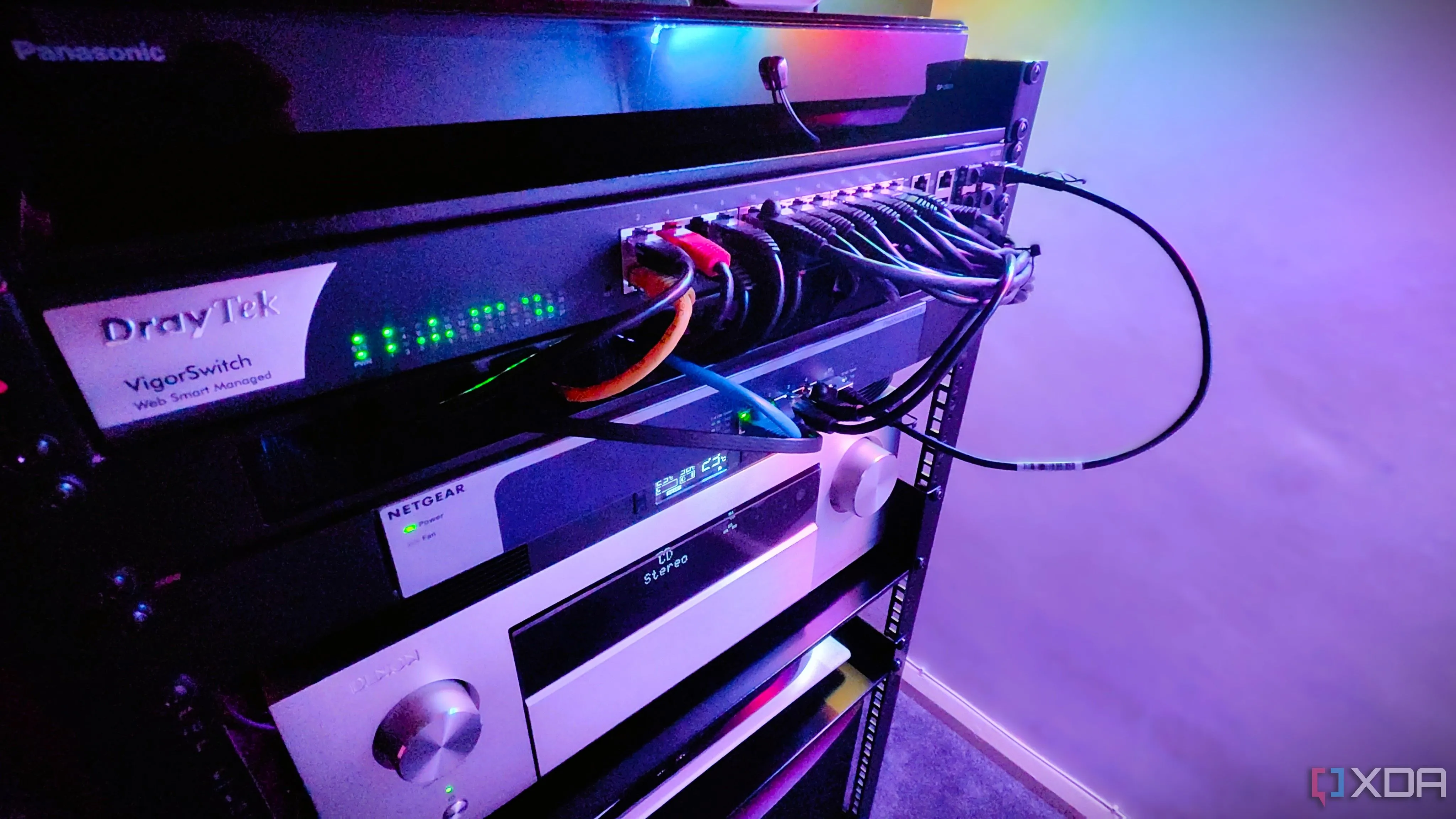 Cận cảnh một hệ thống rack mạng với nhiều thiết bị chuyển mạch (switch), minh họa khả năng dự phòng kết nối